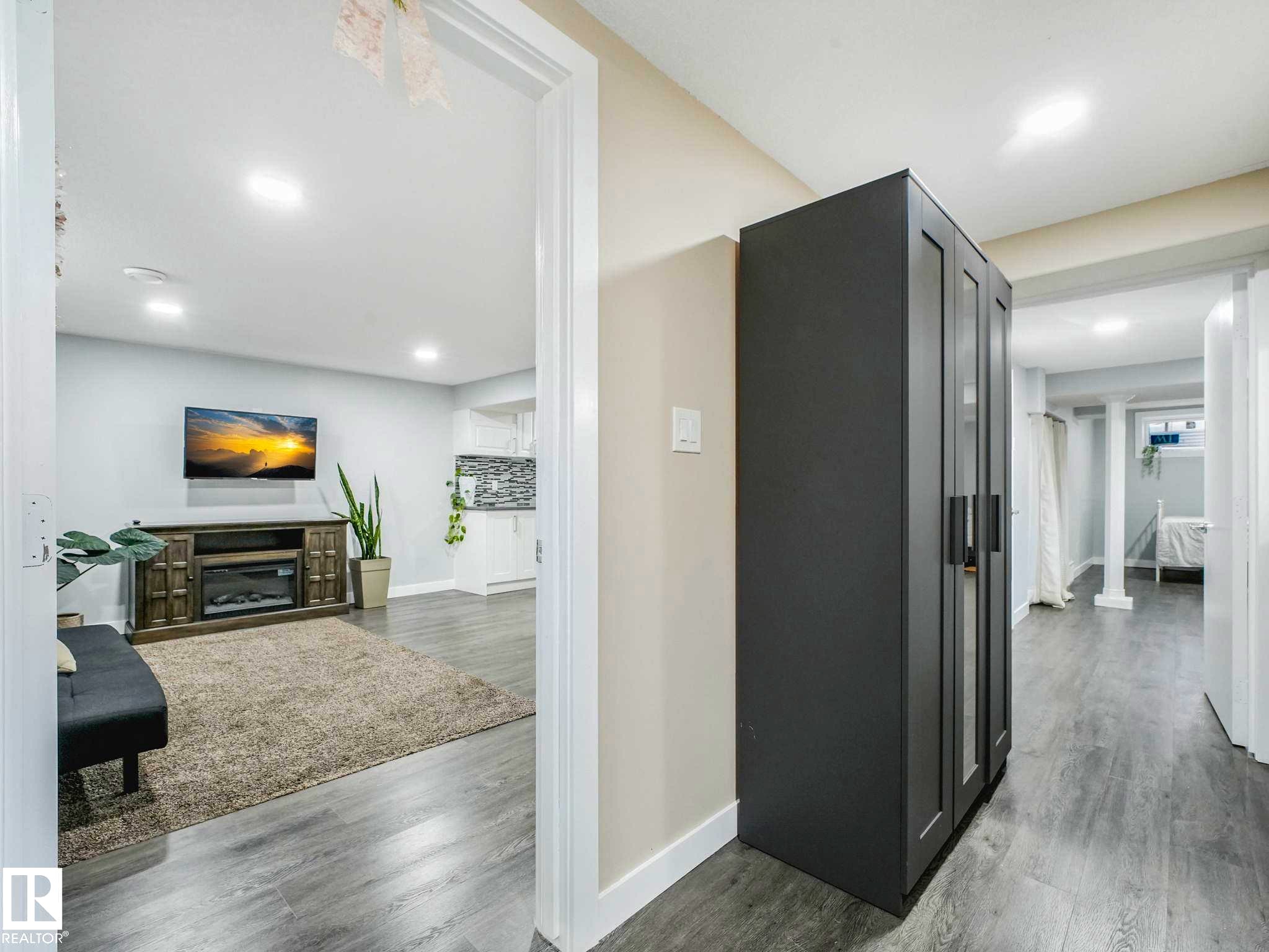 Image quality insufficient for description - 9207 169 Street, Edmonton, AB - Indoor