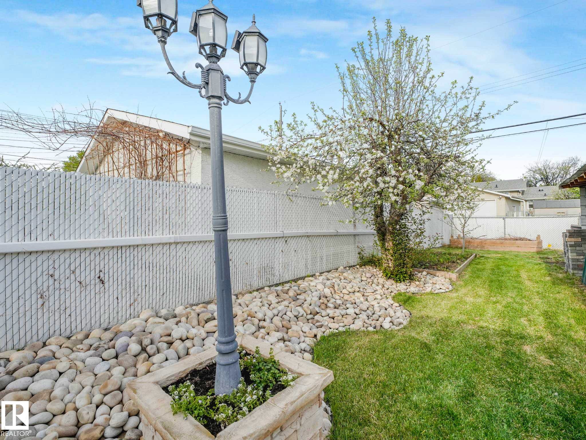 Image quality insufficient for description - 9207 169 Street, Edmonton, AB - Outdoor