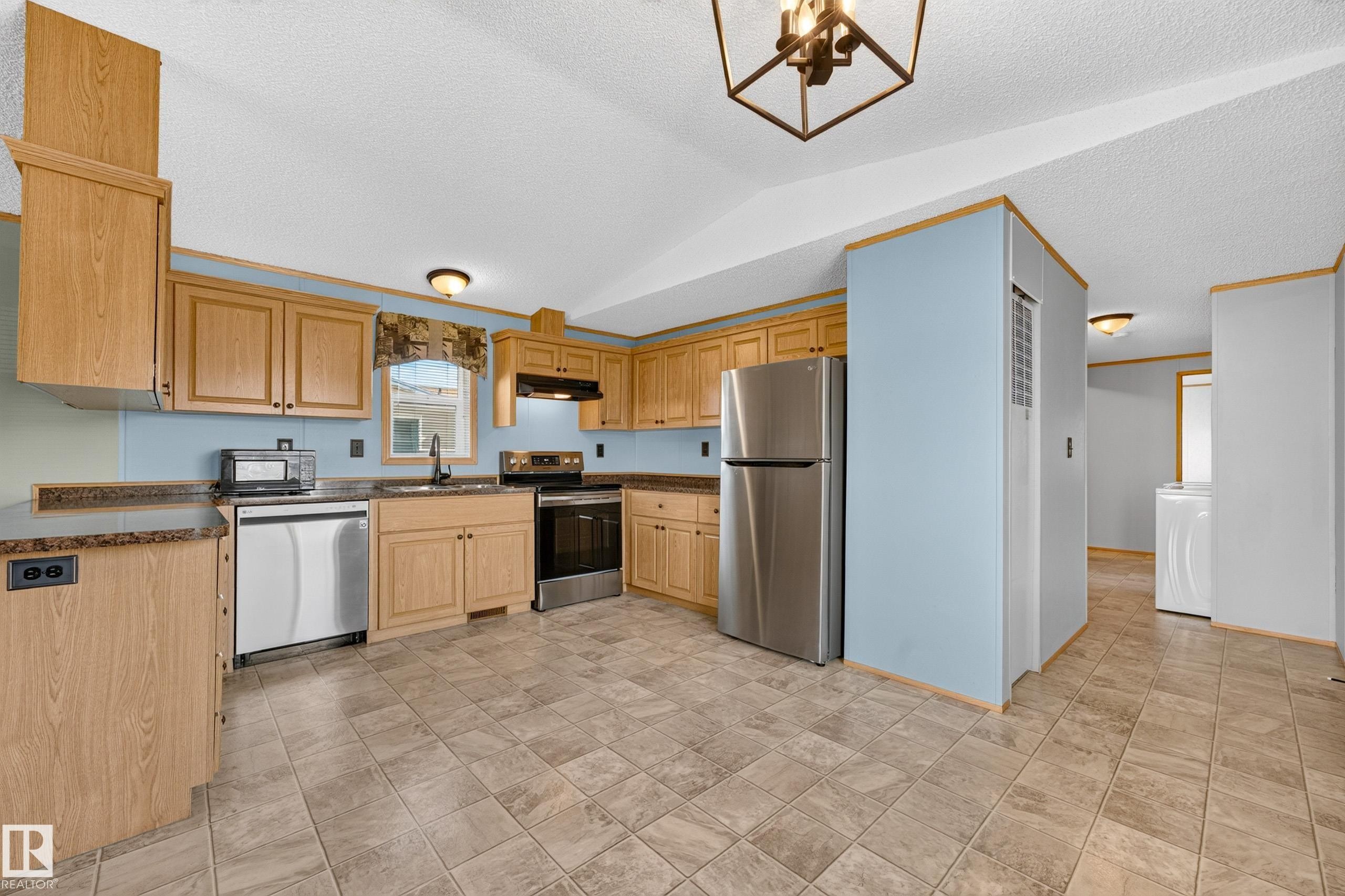 51 Jutland Crescent, Stony Plain, AB - Indoor Photo Showing Kitchen With Stainless Steel Kitchen