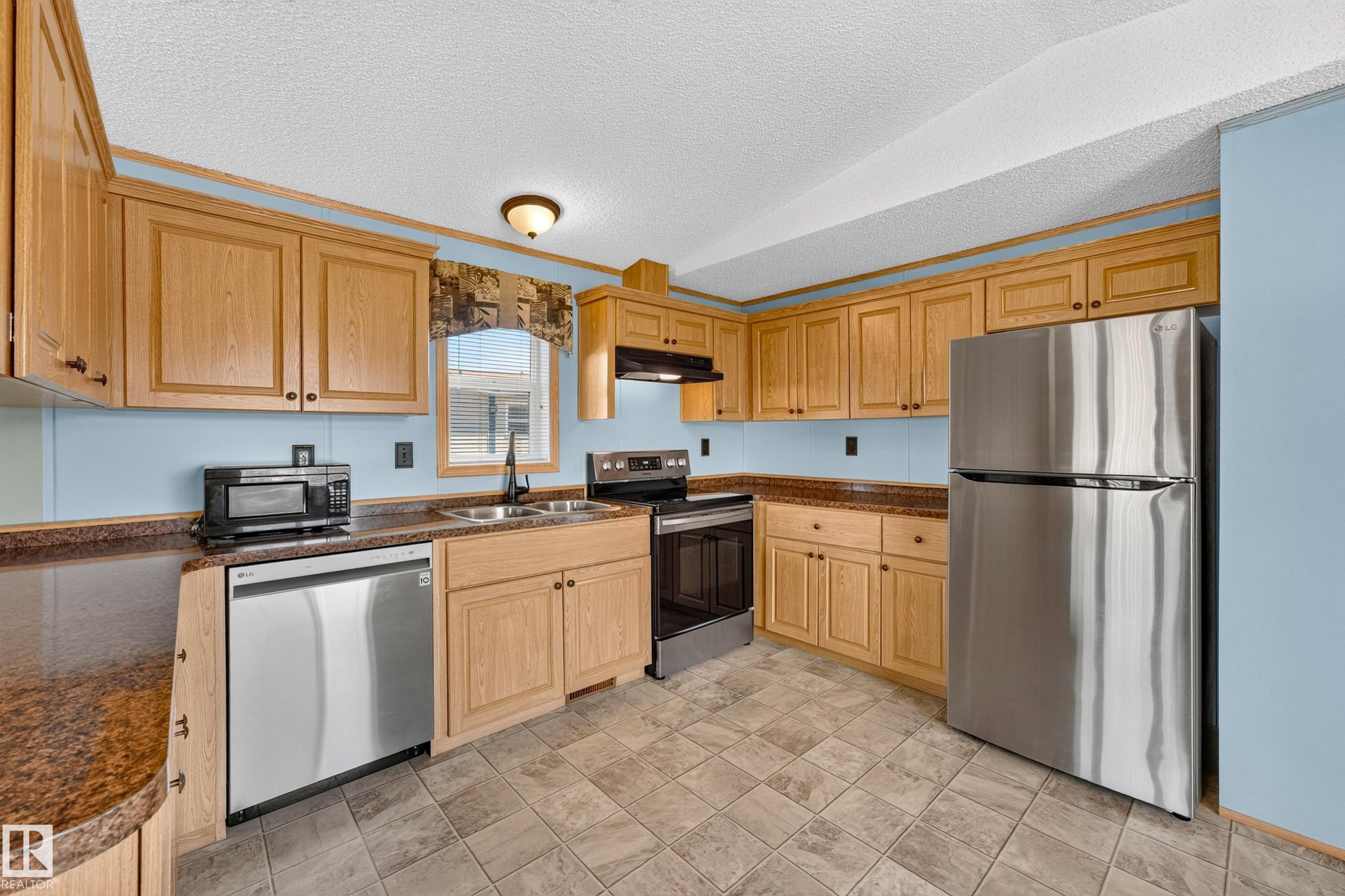 51 Jutland Crescent, Stony Plain, AB - Indoor Photo Showing Kitchen With Stainless Steel Kitchen With Double Sink