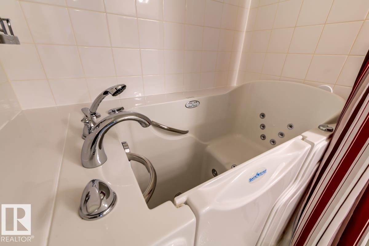 #7 9731 174 St Nw, Edmonton, AB - Indoor Photo Showing Bathroom