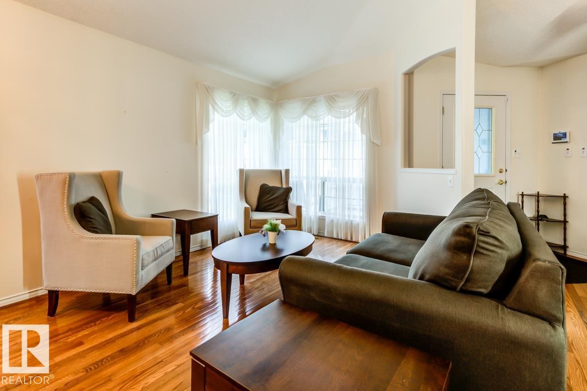 #7 9731 174 St Nw, Edmonton, AB - Indoor Photo Showing Living Room