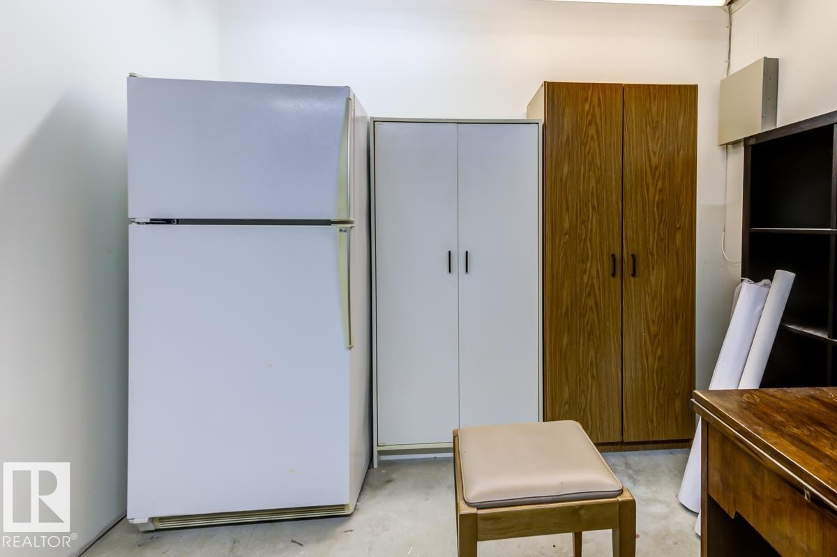 #7 9731 174 St Nw, Edmonton, AB - Indoor Photo Showing Other Room