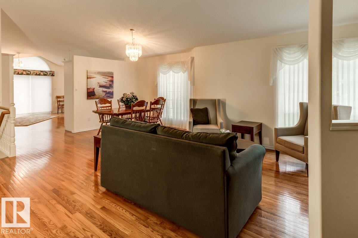 #7 9731 174 St Nw, Edmonton, AB - Indoor Photo Showing Living Room