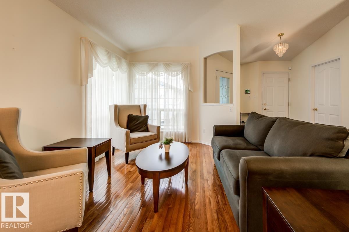 #7 9731 174 St Nw, Edmonton, AB - Indoor Photo Showing Living Room