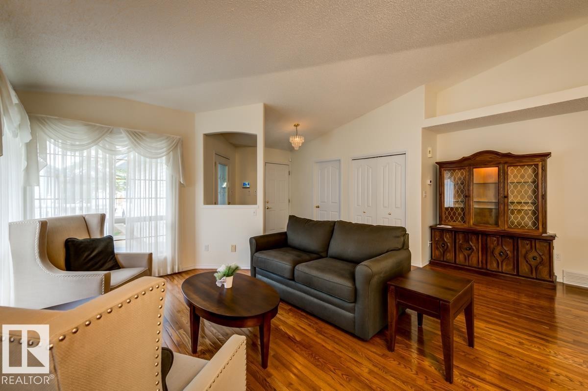 #7 9731 174 St Nw, Edmonton, AB - Indoor Photo Showing Living Room
