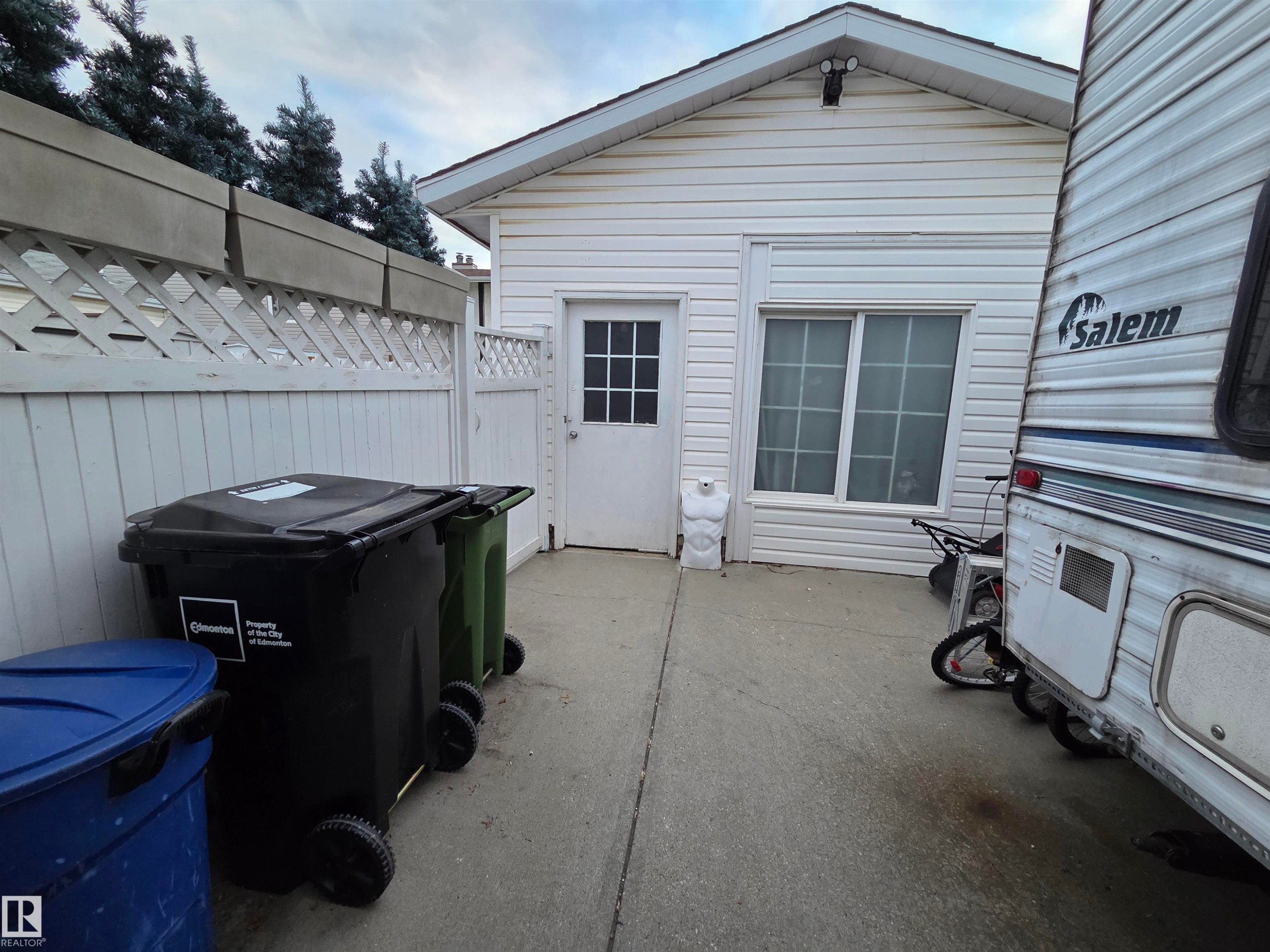 Detached auxiliary building with white horizontal siding and a gable roofline - 2514 149 Avenue, Edmonton, AB