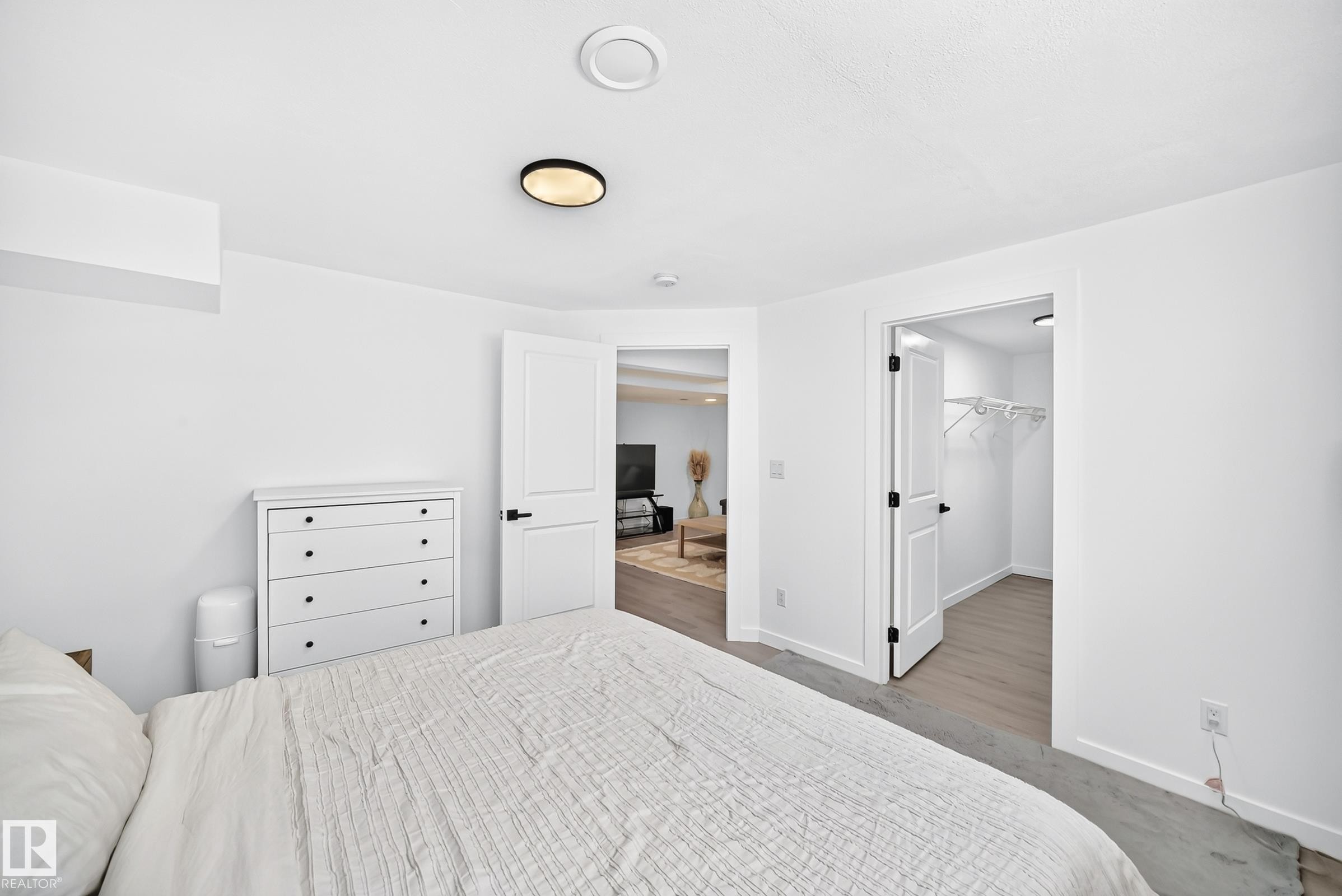 3751 Cross Landing Sw, Edmonton, AB - Indoor Photo Showing Bedroom