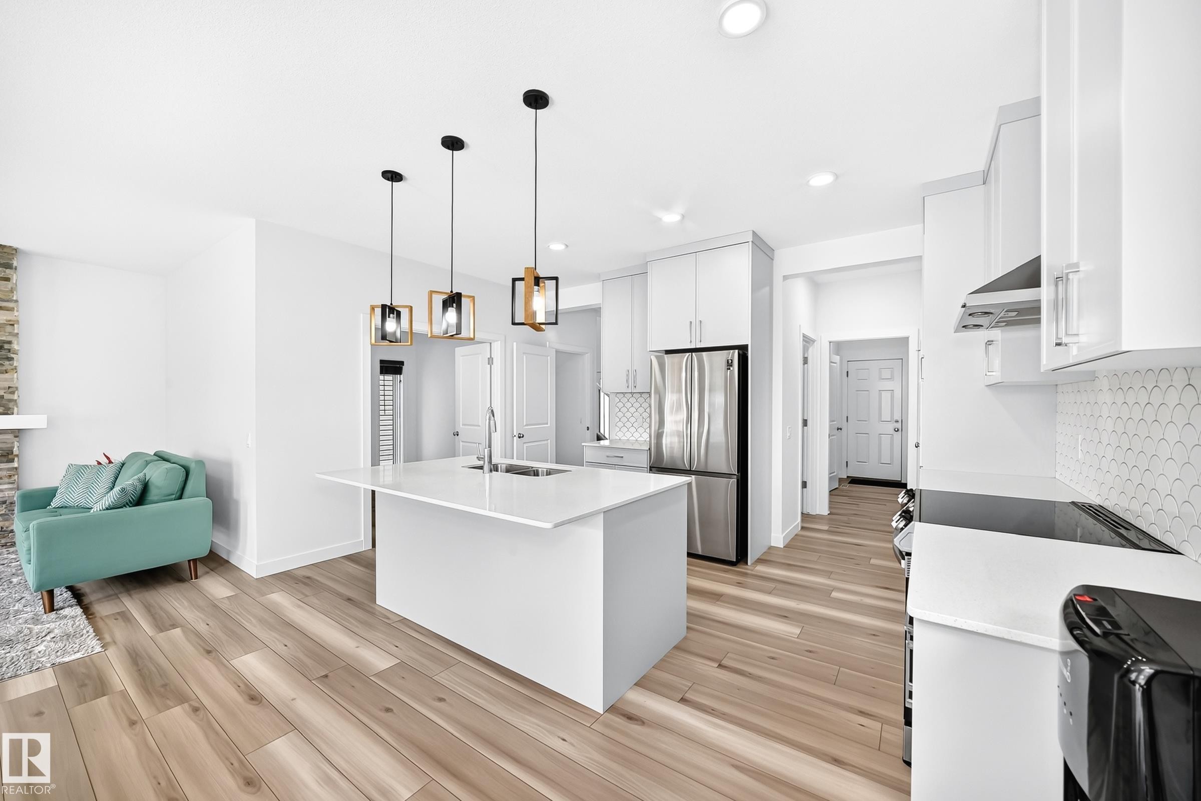 3751 Cross Landing Sw, Edmonton, AB - Indoor Photo Showing Kitchen With Upgraded Kitchen