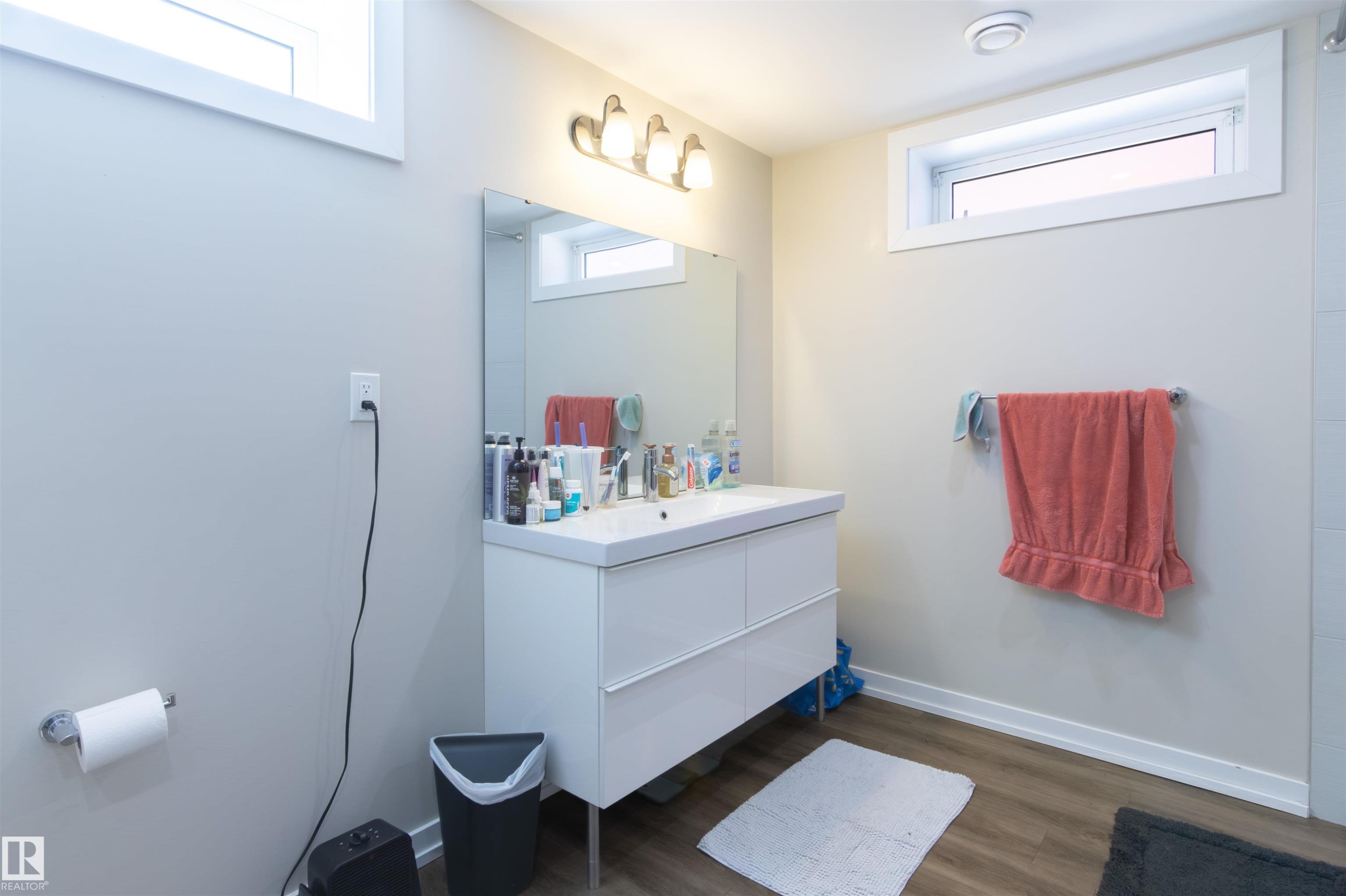Modern bathroom featuring a white floating vanity with an integrated sink and storage drawers - 7115 39A Avenue, Edmonton, AB - Indoor Photo Showing Bathroom