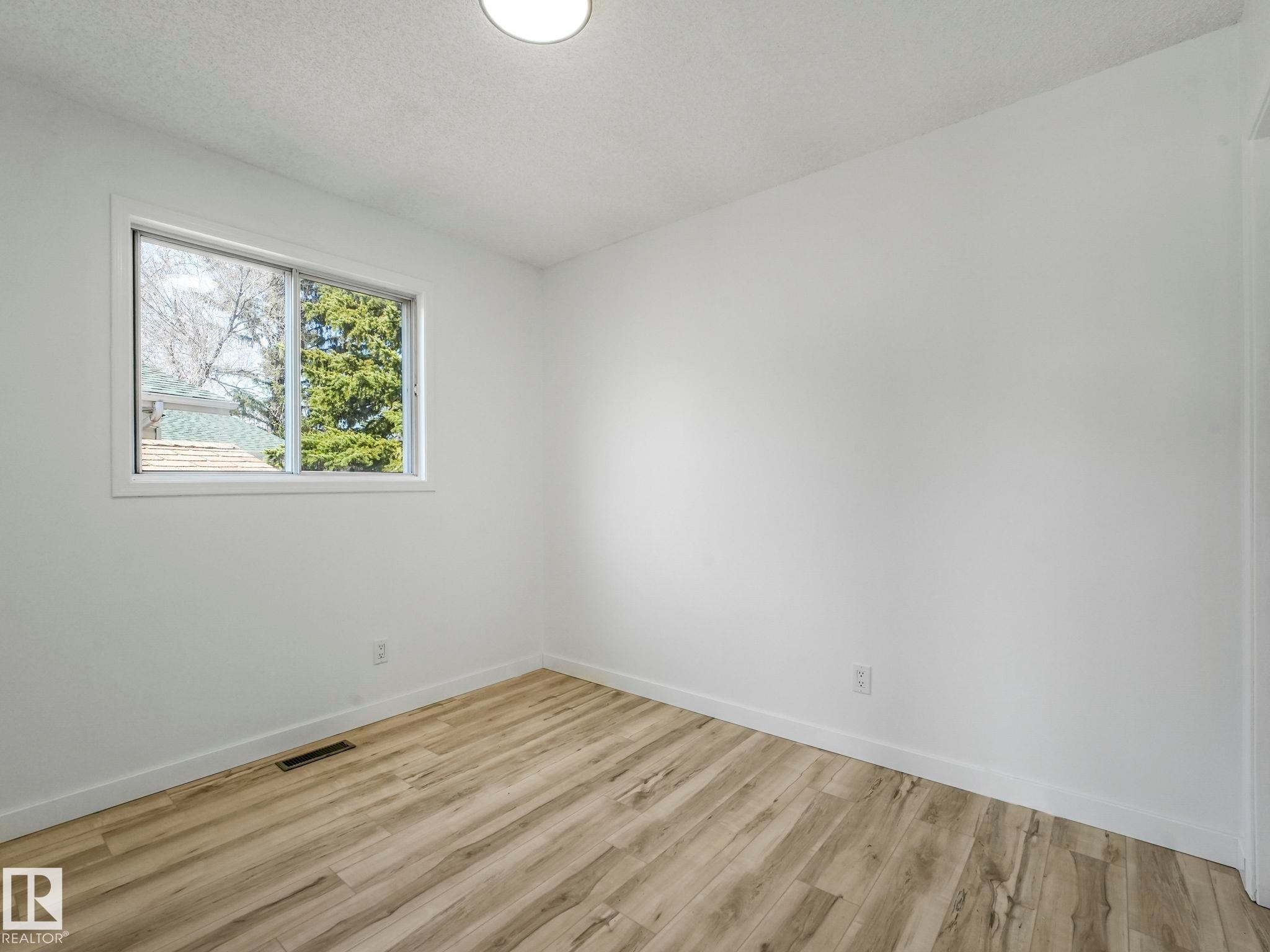 4103 28 Avenue Nw, Edmonton, AB - Indoor Photo Showing Other Room