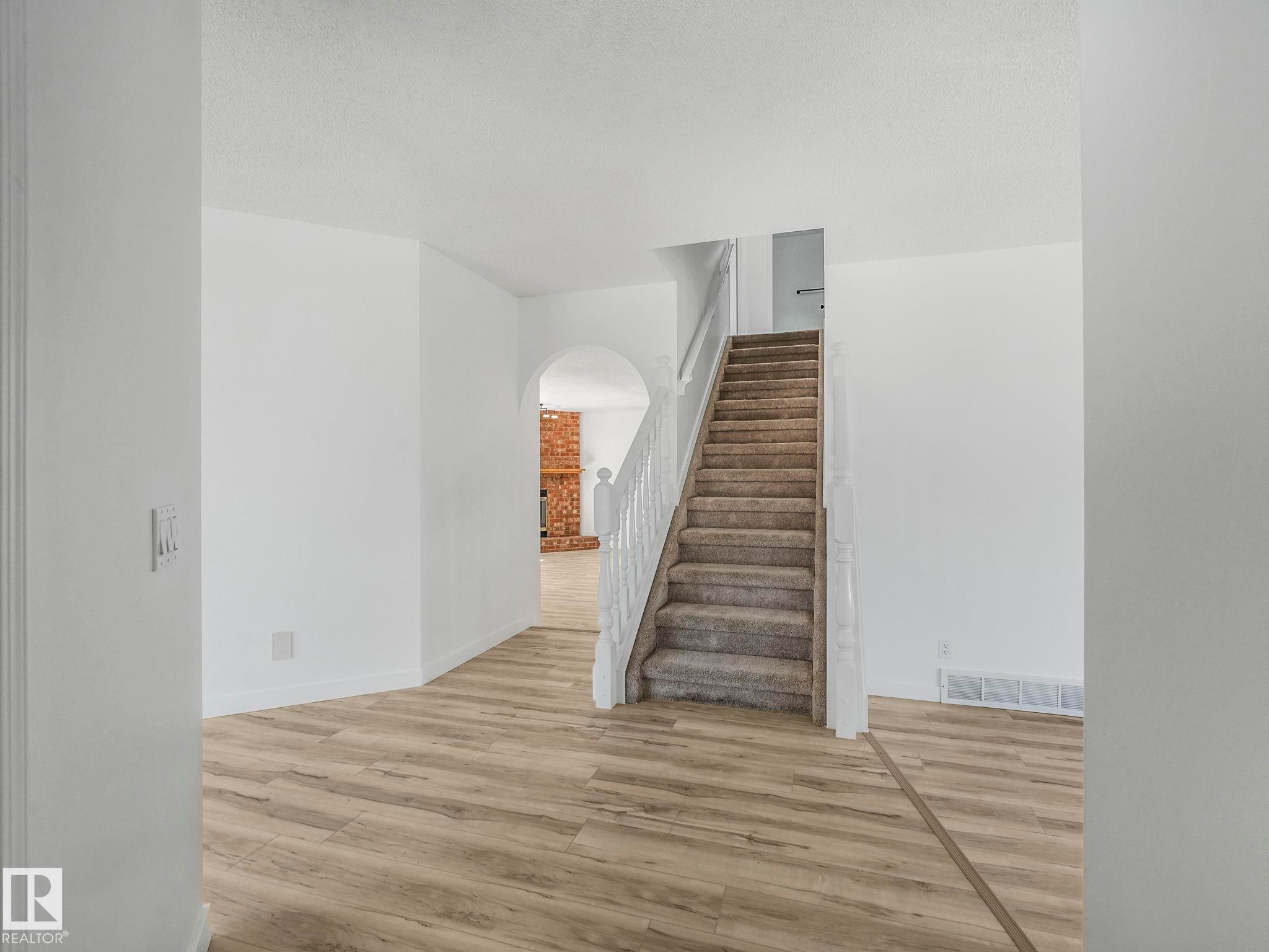 4103 28 Avenue Nw, Edmonton, AB - Indoor Photo Showing Other Room