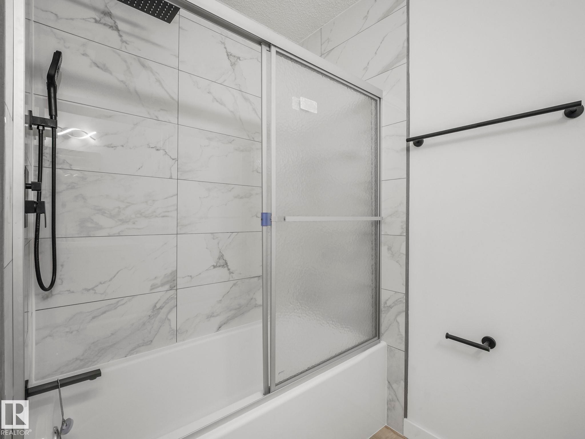 4103 28 Avenue Nw, Edmonton, AB - Indoor Photo Showing Bathroom