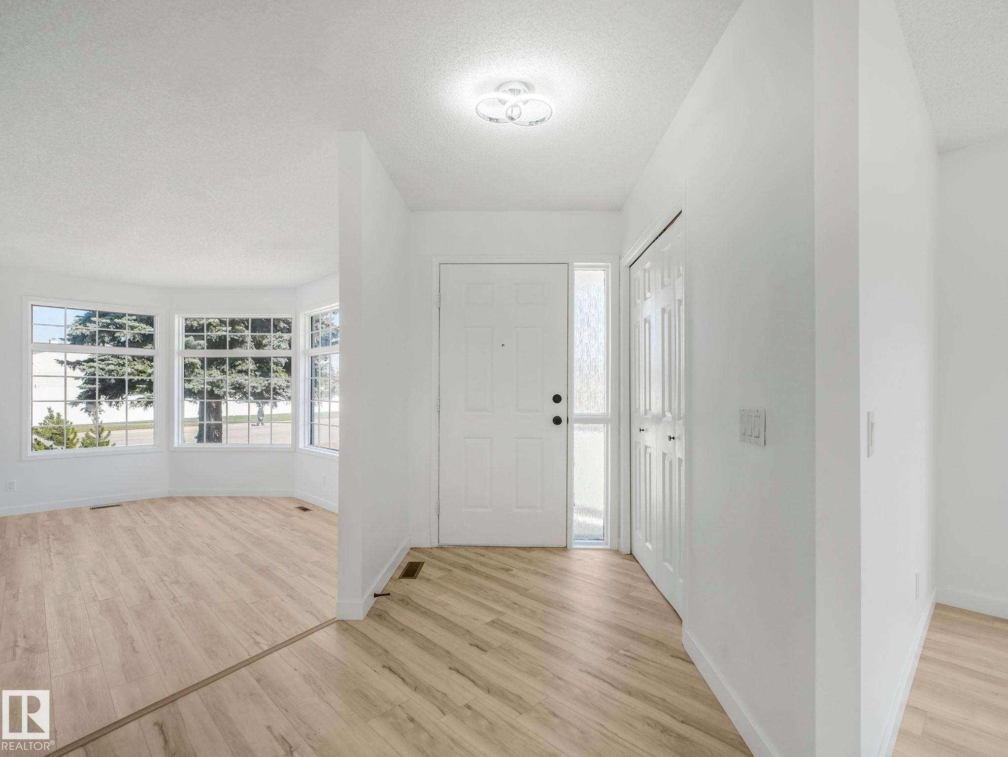4103 28 Avenue Nw, Edmonton, AB - Indoor Photo Showing Other Room