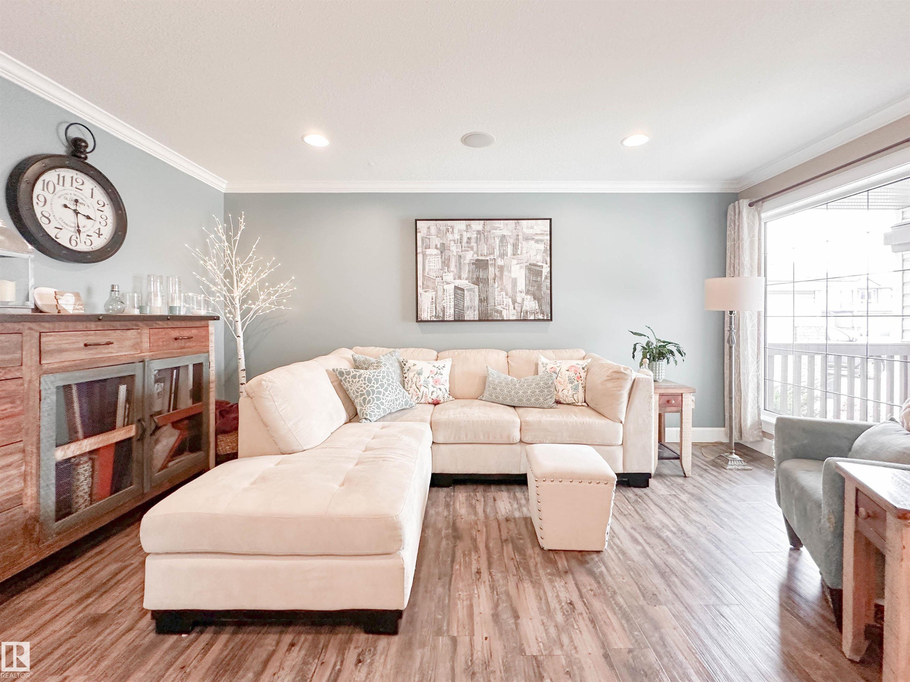 13715 149 Avenue, Edmonton, AB - Indoor Photo Showing Living Room