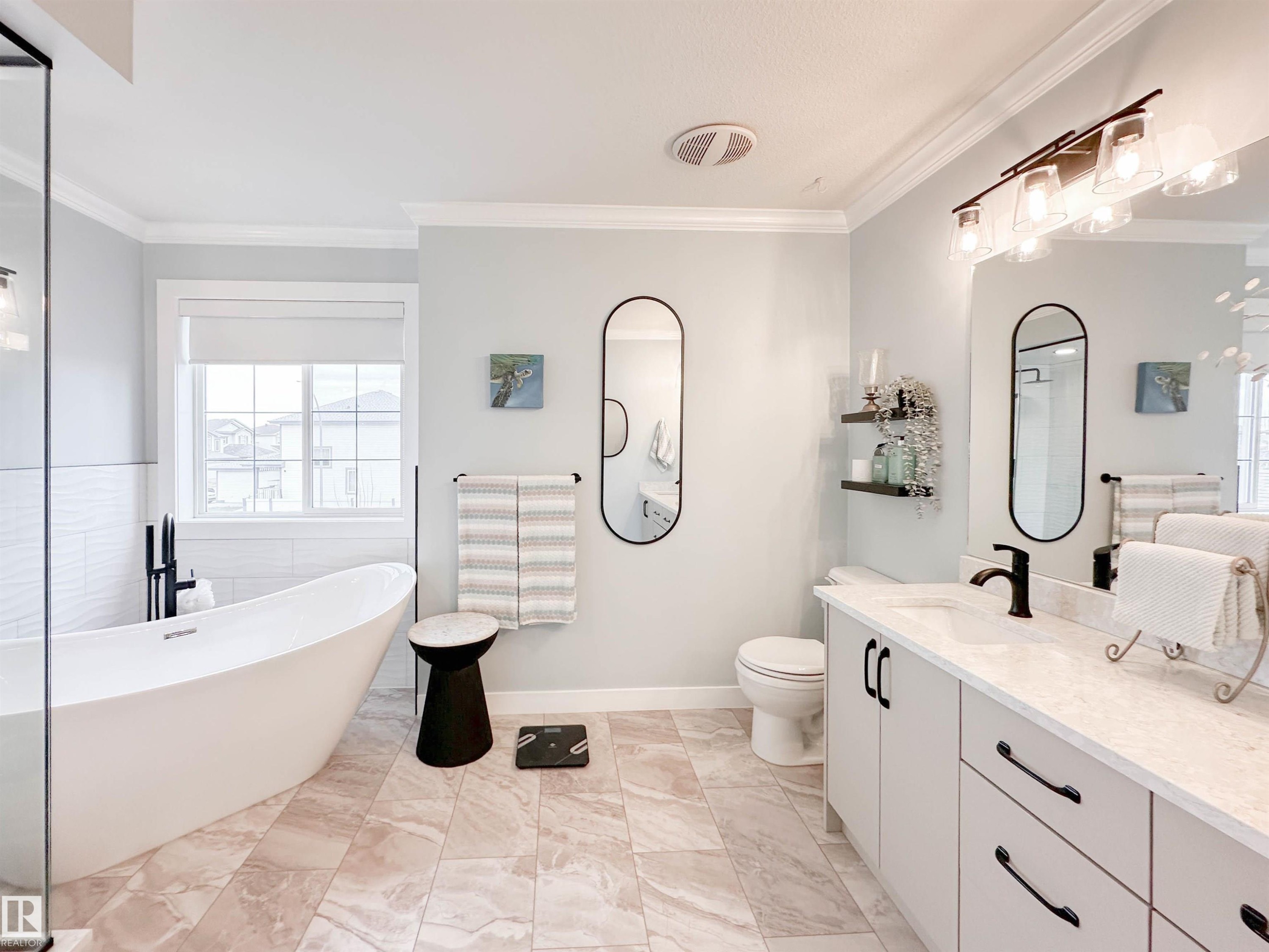 13715 149 Avenue, Edmonton, AB - Indoor Photo Showing Bathroom
