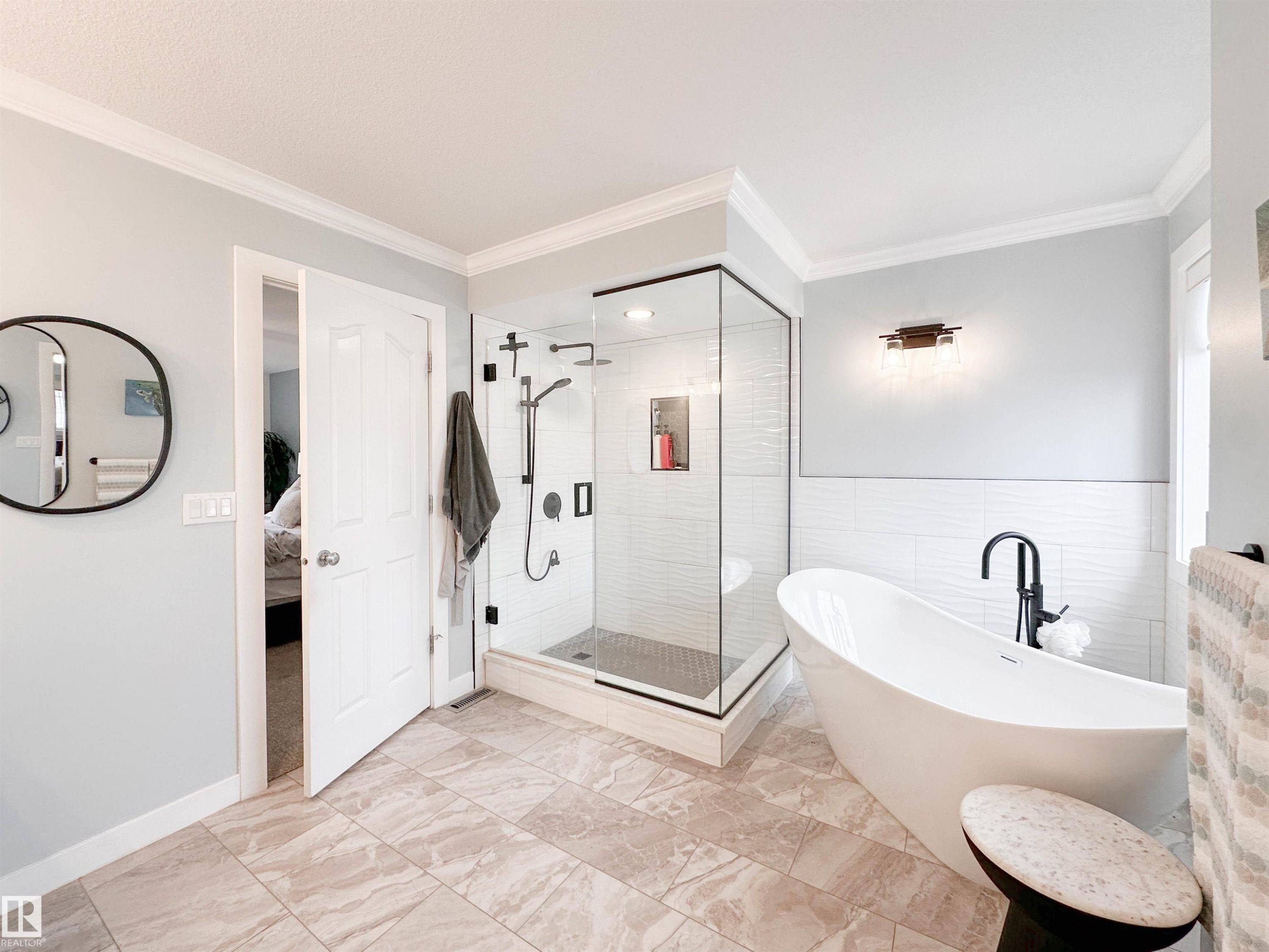 13715 149 Avenue, Edmonton, AB - Indoor Photo Showing Bathroom