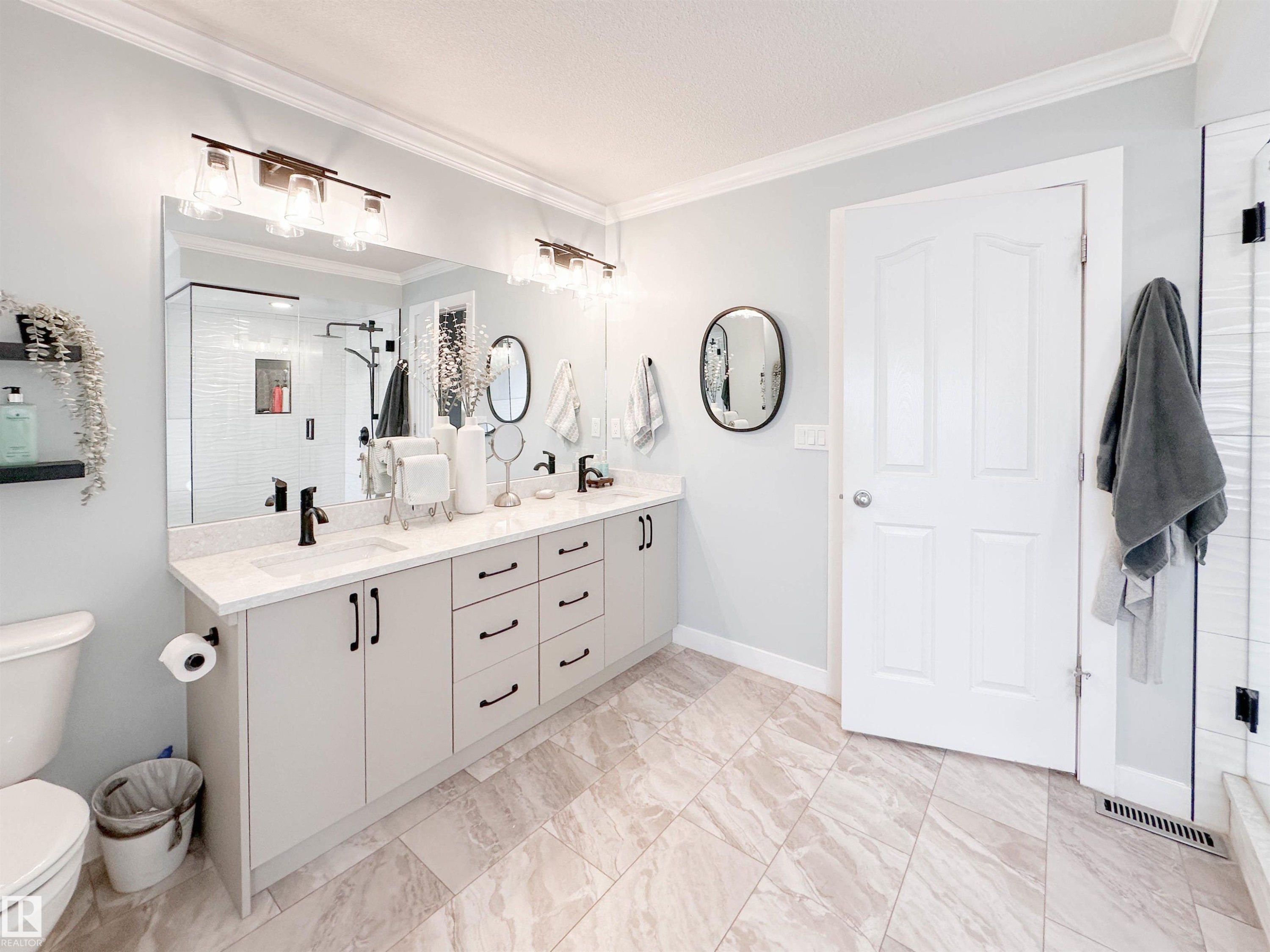 13715 149 Avenue, Edmonton, AB - Indoor Photo Showing Bathroom