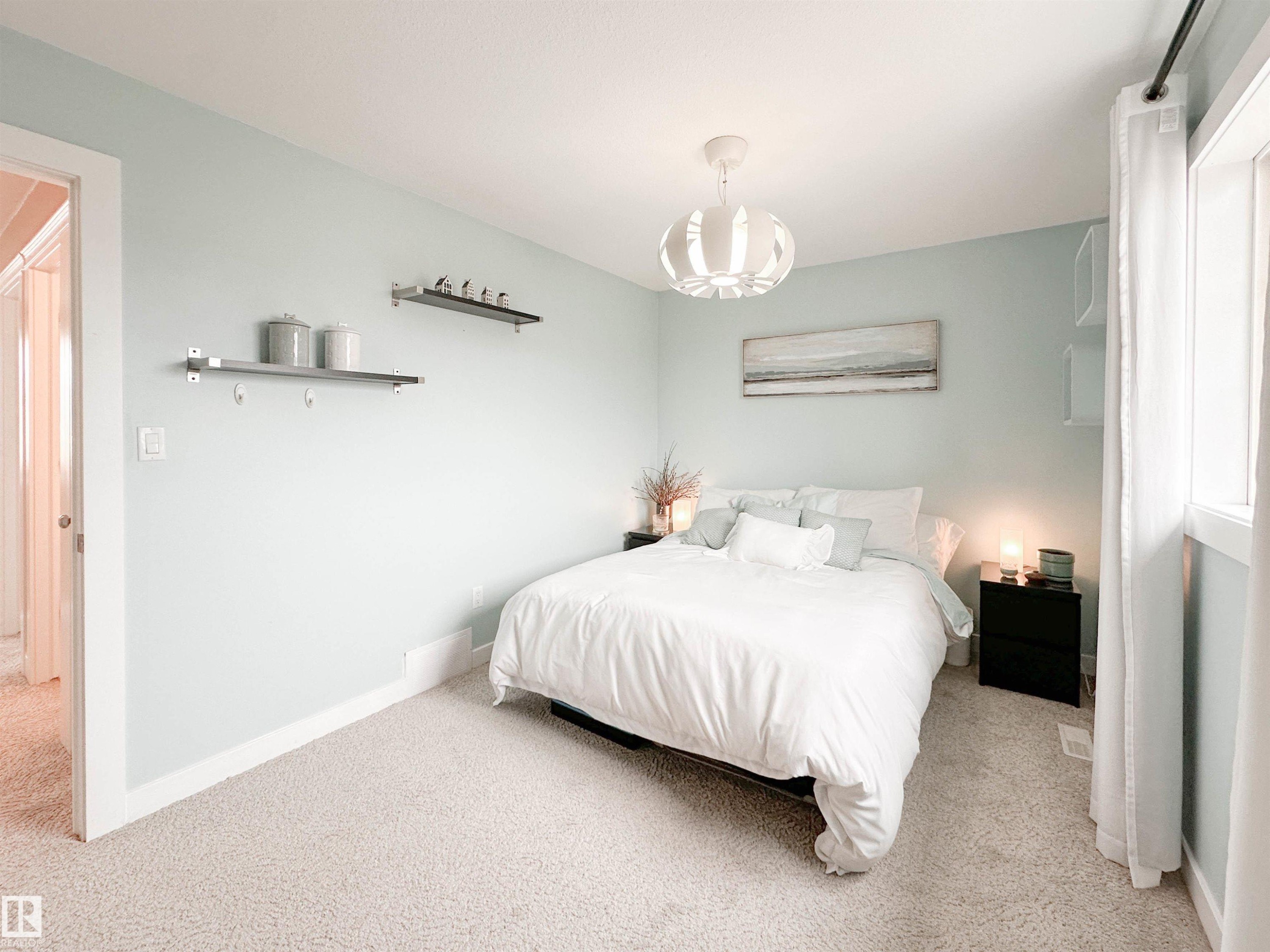 13715 149 Avenue, Edmonton, AB - Indoor Photo Showing Bedroom