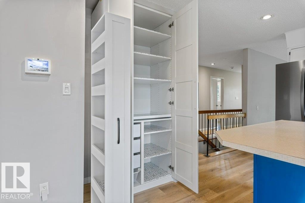 2016 82 Street Nw, Edmonton, AB - Indoor
