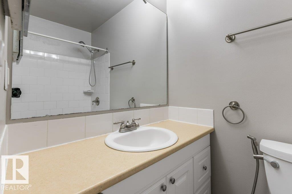 2016 82 Street Nw, Edmonton, AB - Indoor Photo Showing Bathroom