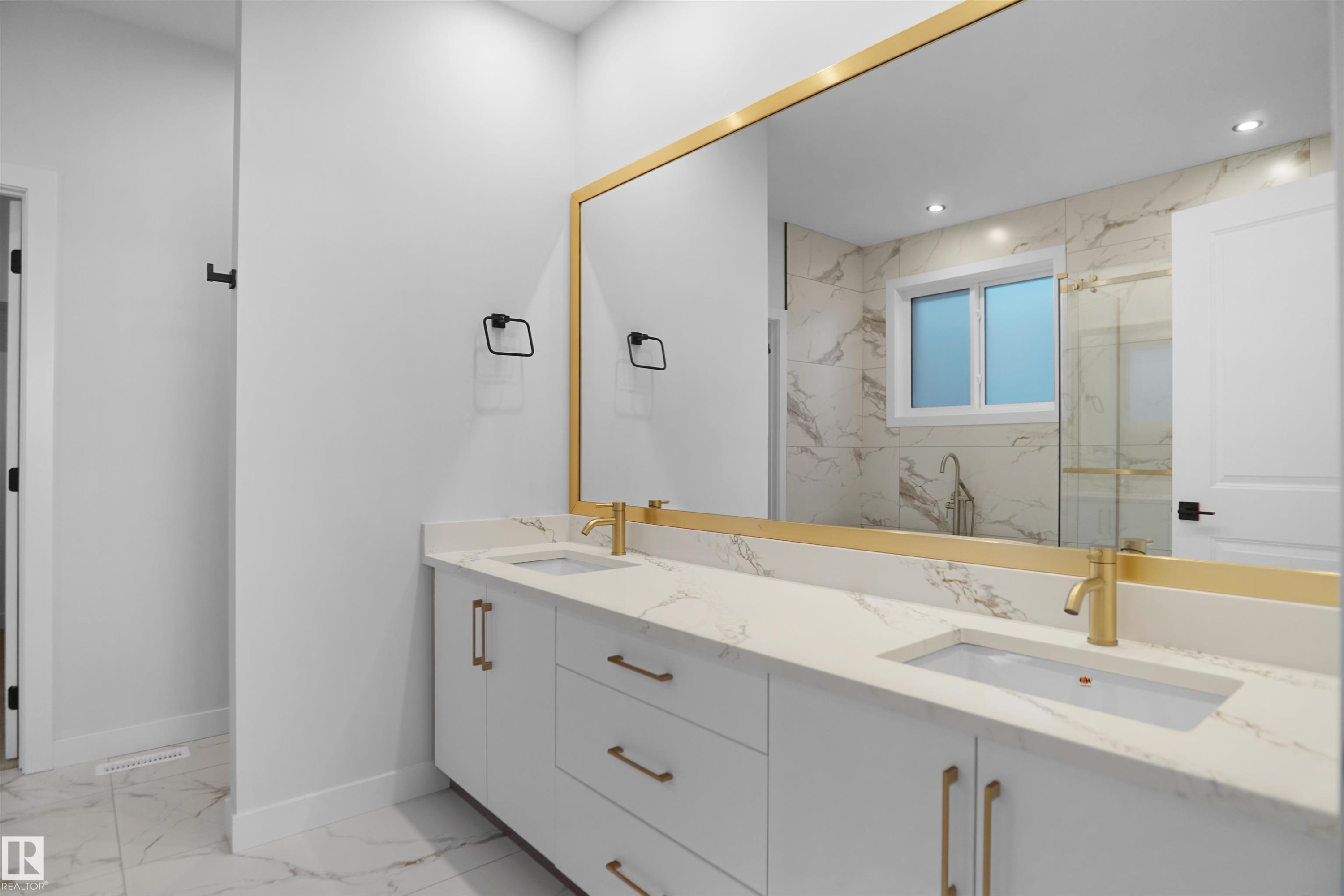 Bathroom - 6403 29 Ave, Edmonton, AB - Indoor Photo Showing Bathroom