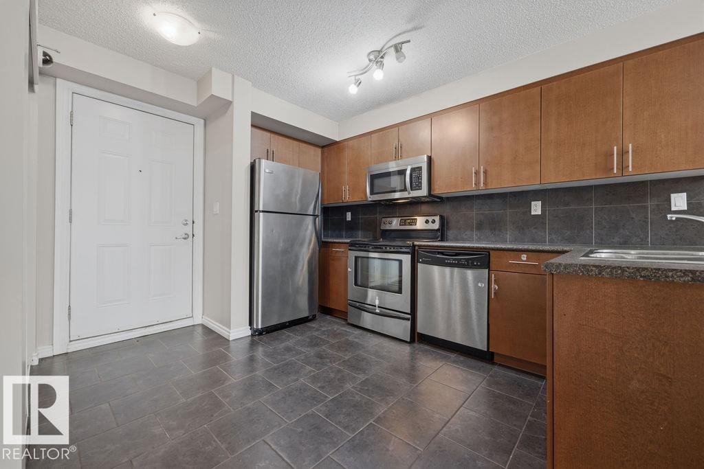 204 10118 106 Avenue, Edmonton, AB - Indoor Photo Showing Kitchen