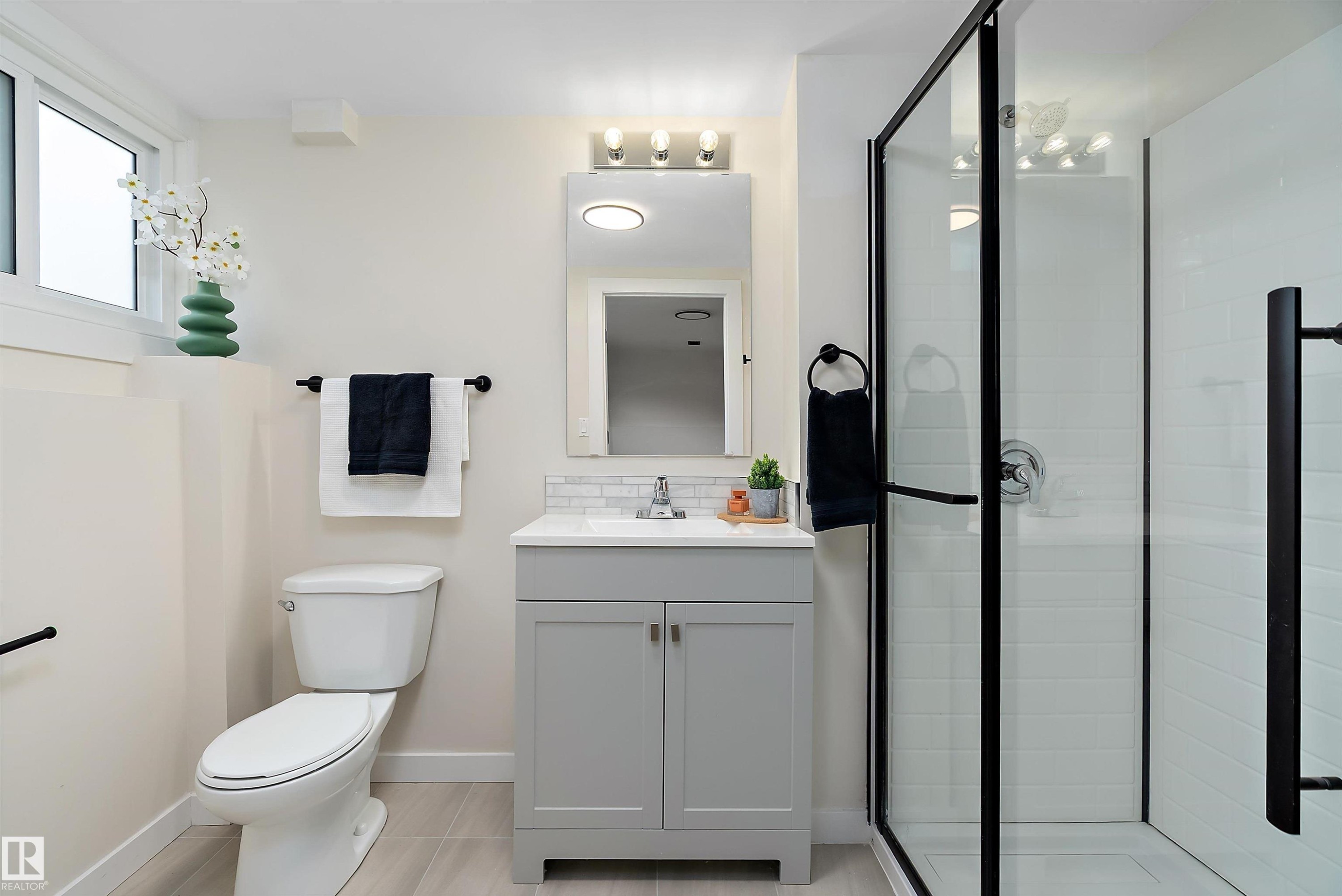 6411 152A Avenue, Edmonton, AB - Indoor Photo Showing Bathroom