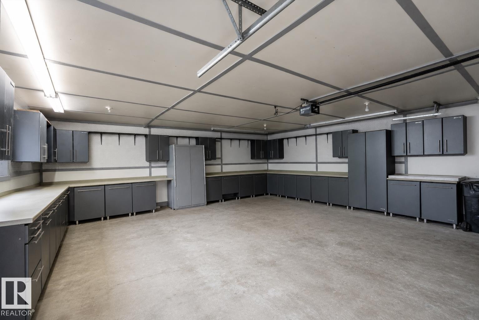 6411 152A Avenue, Edmonton, AB - Indoor Photo Showing Garage