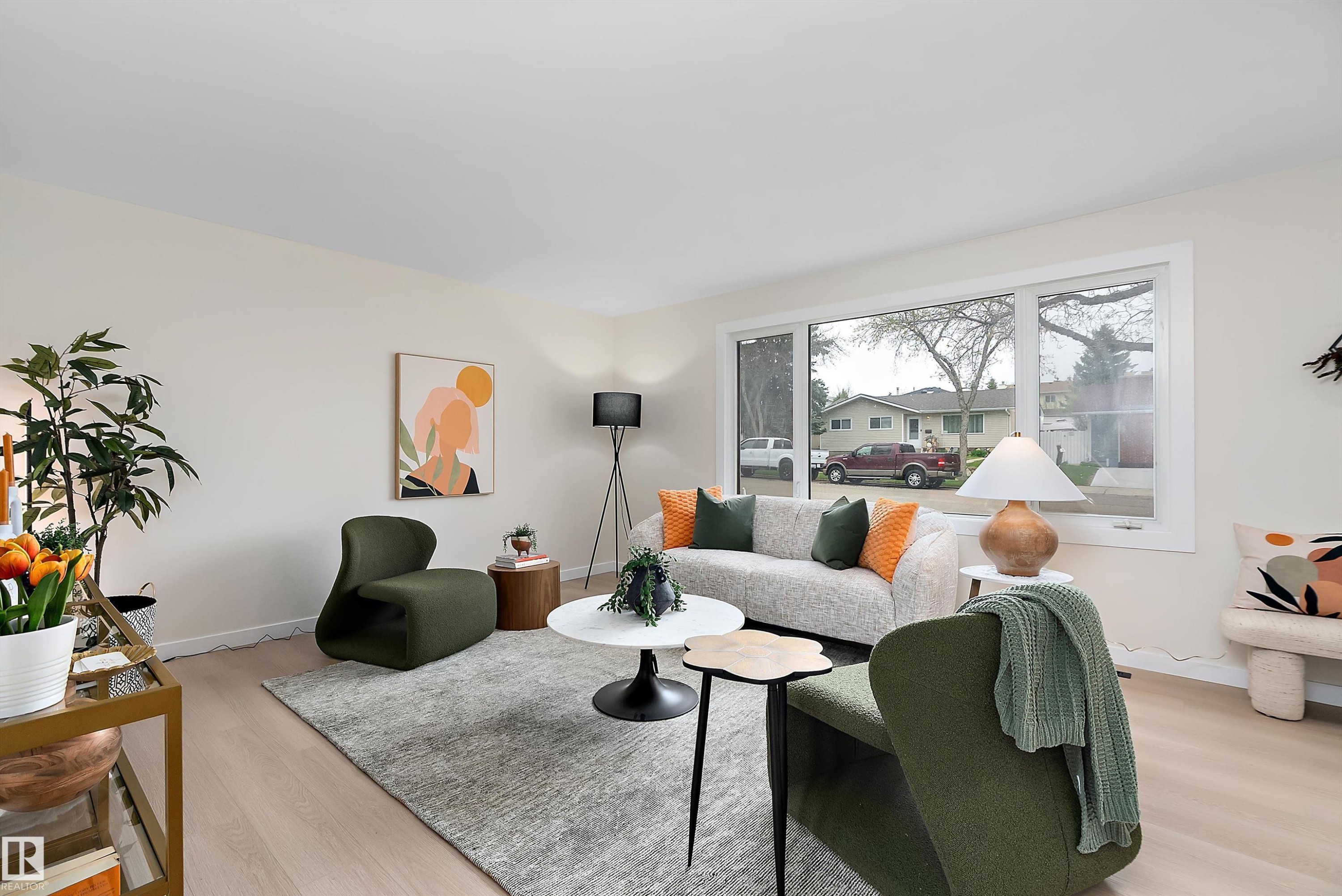 6411 152A Avenue, Edmonton, AB - Indoor Photo Showing Living Room