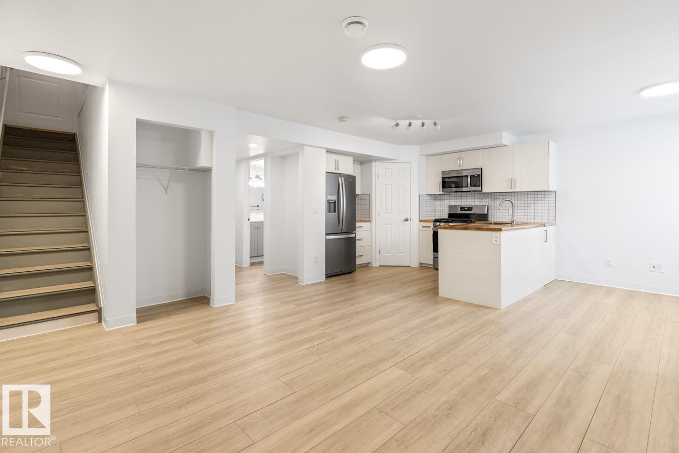 Open-concept living area with light wood-finish flooring - 117 Paisley Gate Gate, Edmonton, AB