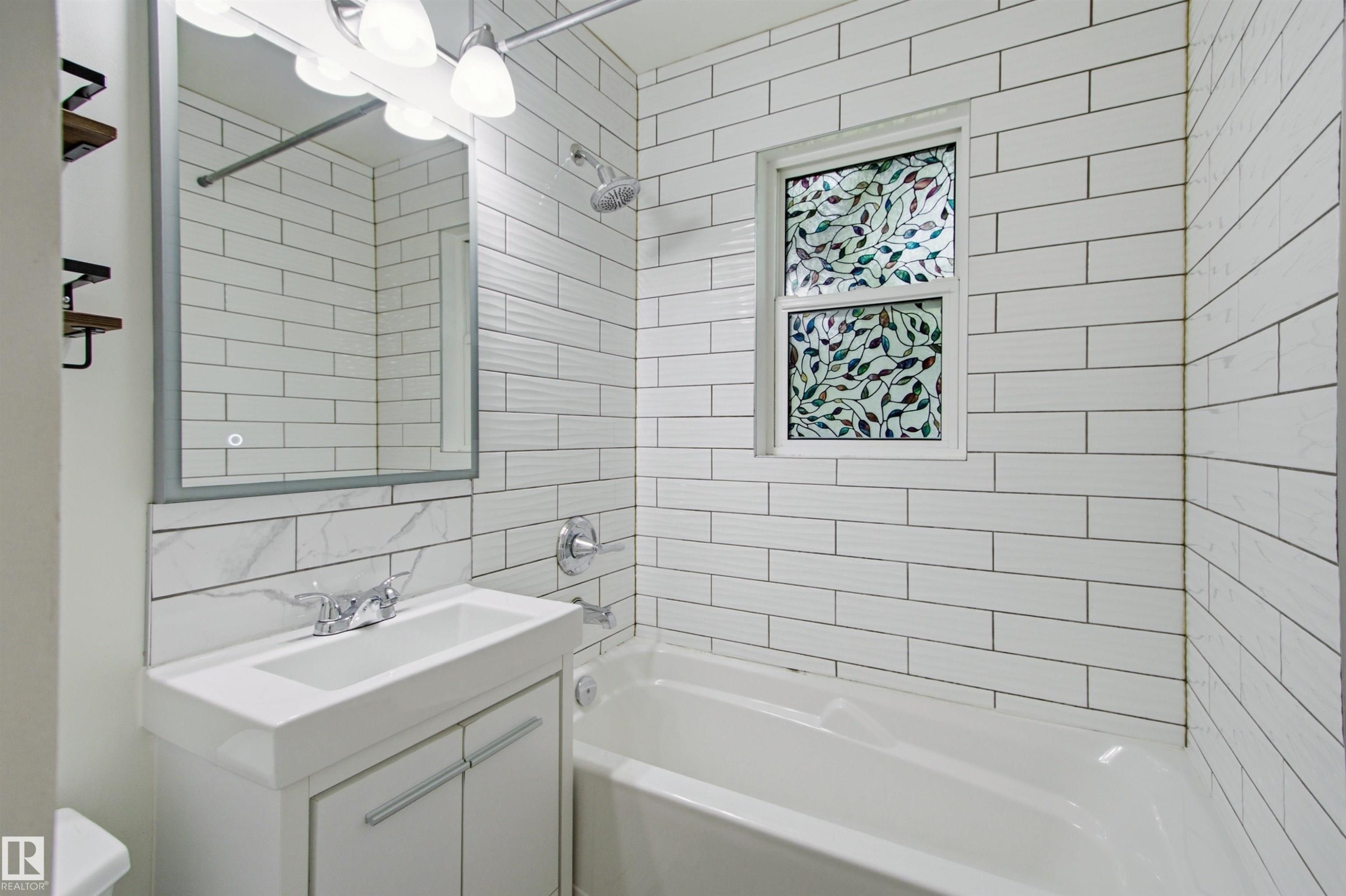 6420 105 Street Nw, Edmonton, AB - Indoor Photo Showing Bathroom
