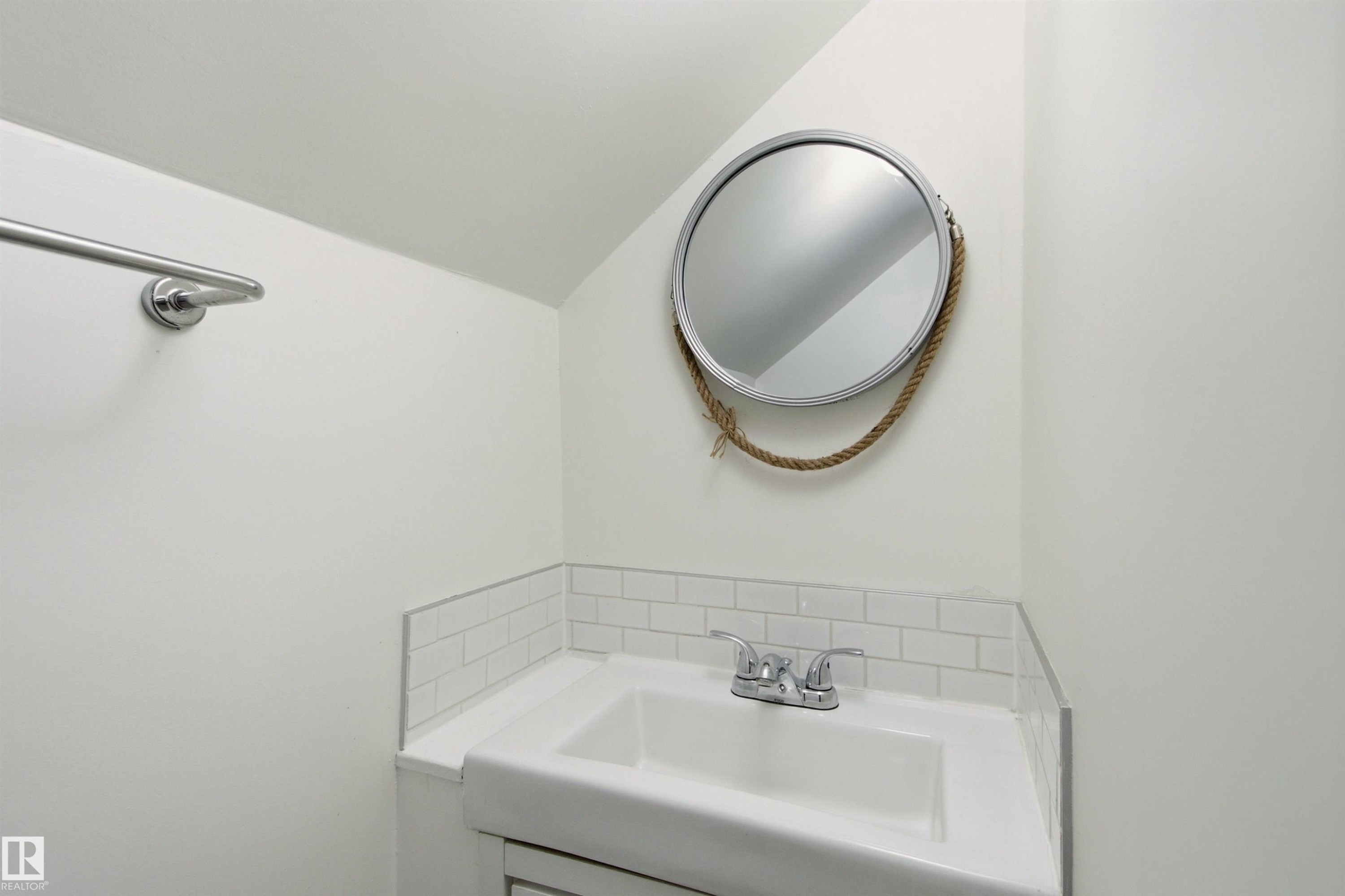 6420 105 Street Nw, Edmonton, AB - Indoor Photo Showing Bathroom
