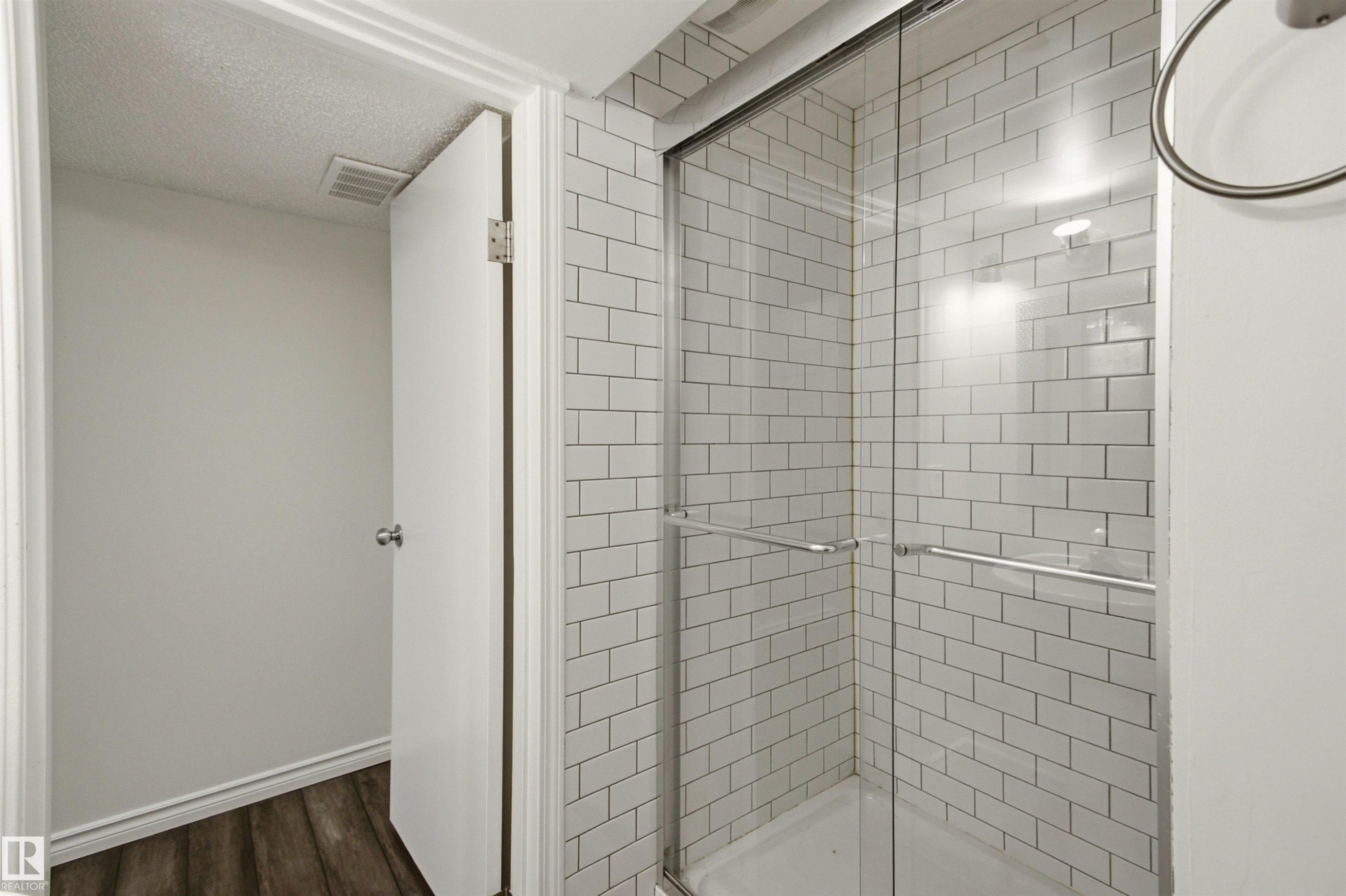 6420 105 Street Nw, Edmonton, AB - Indoor