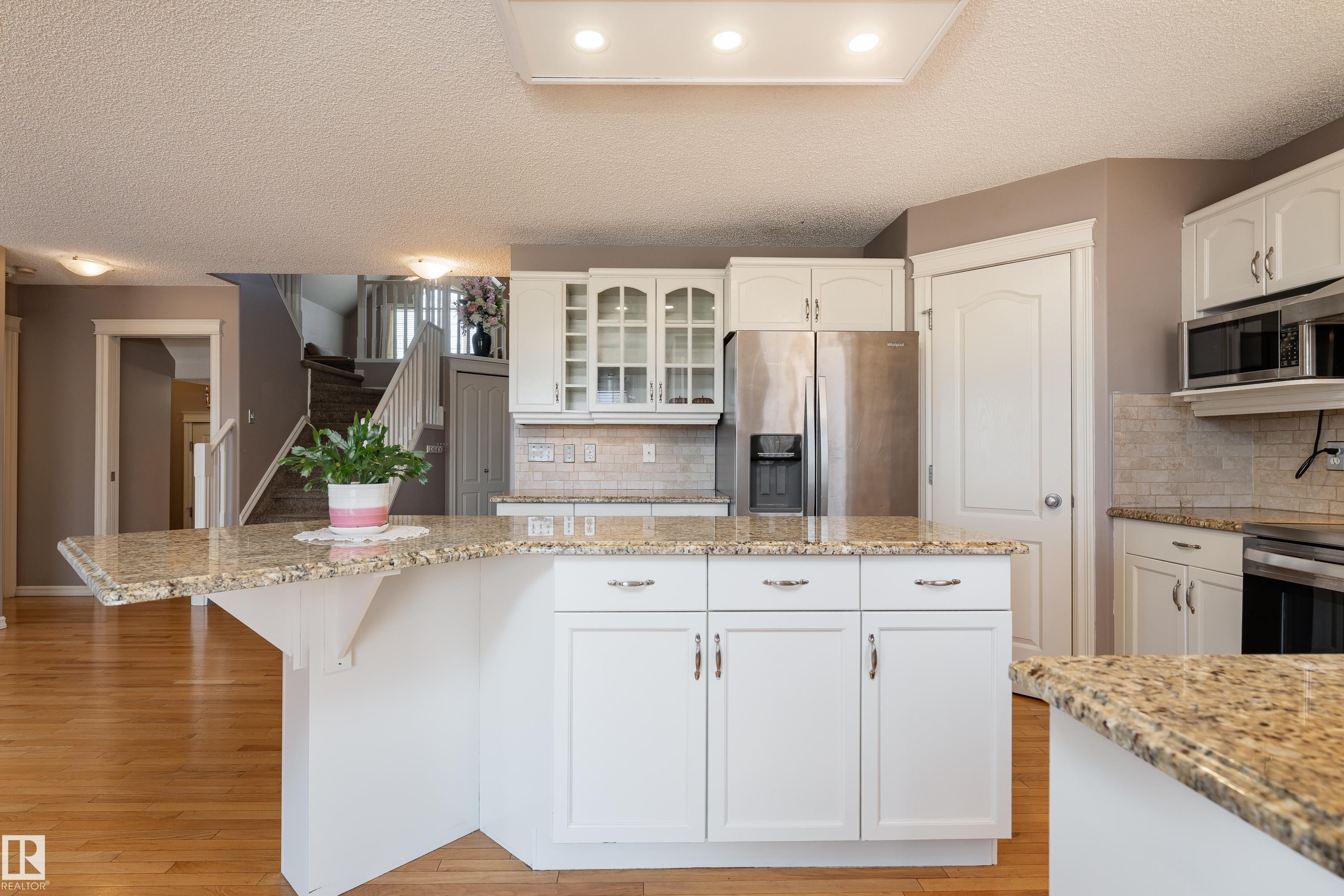 1044 Barnes Way, Edmonton, AB - Indoor Photo Showing Kitchen With Upgraded Kitchen