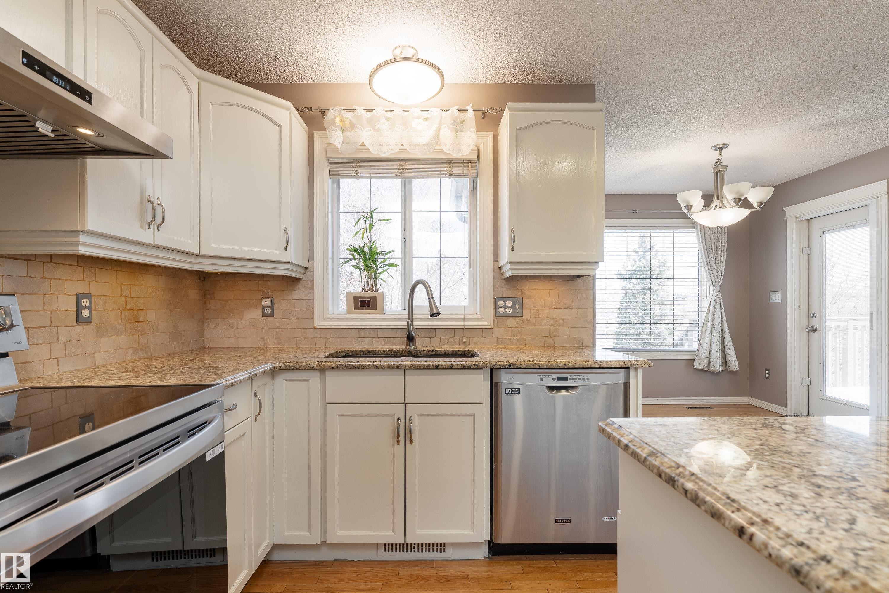 1044 Barnes Way, Edmonton, AB - Indoor Photo Showing Kitchen With Upgraded Kitchen