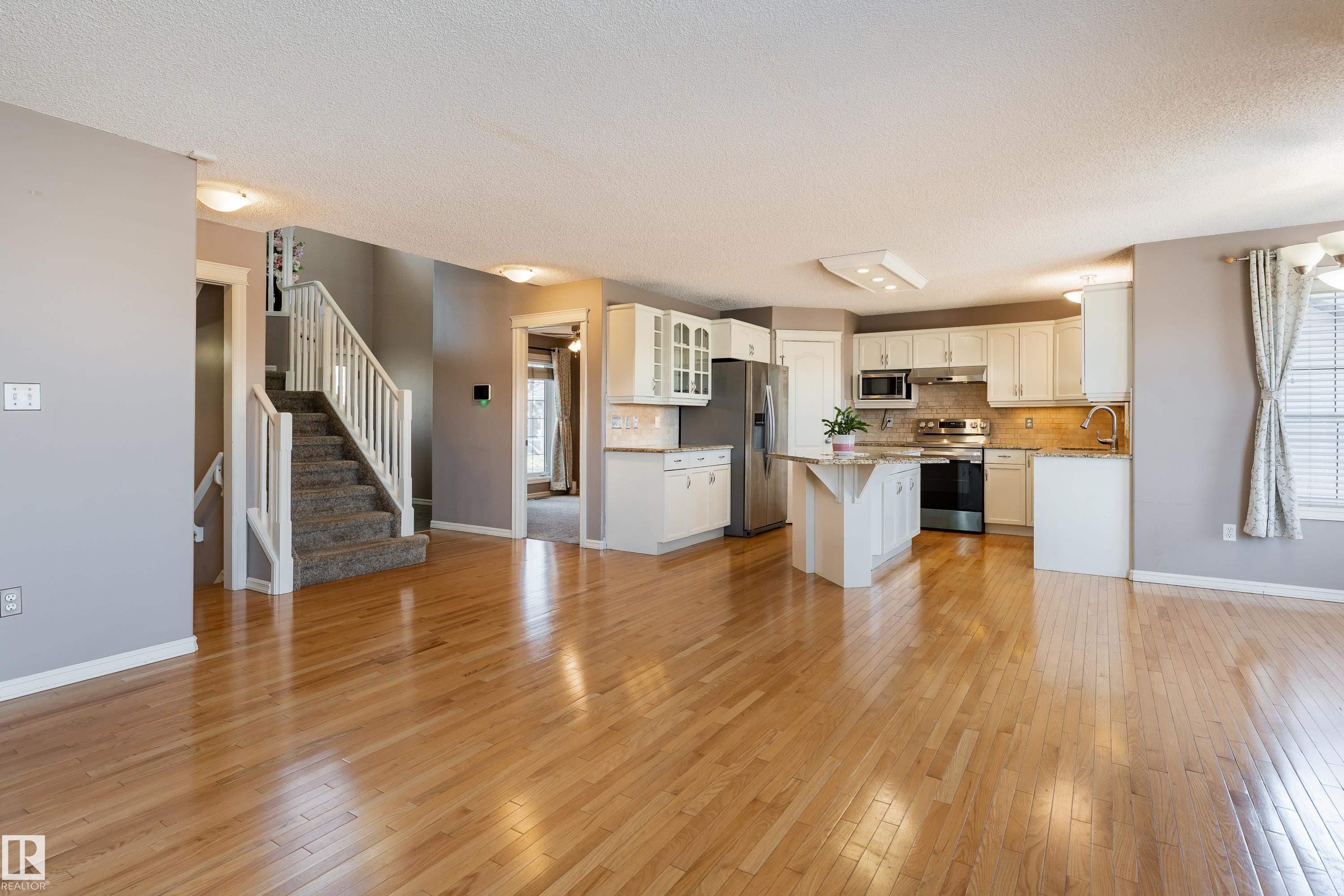 1044 Barnes Way, Edmonton, AB - Indoor Photo Showing Kitchen