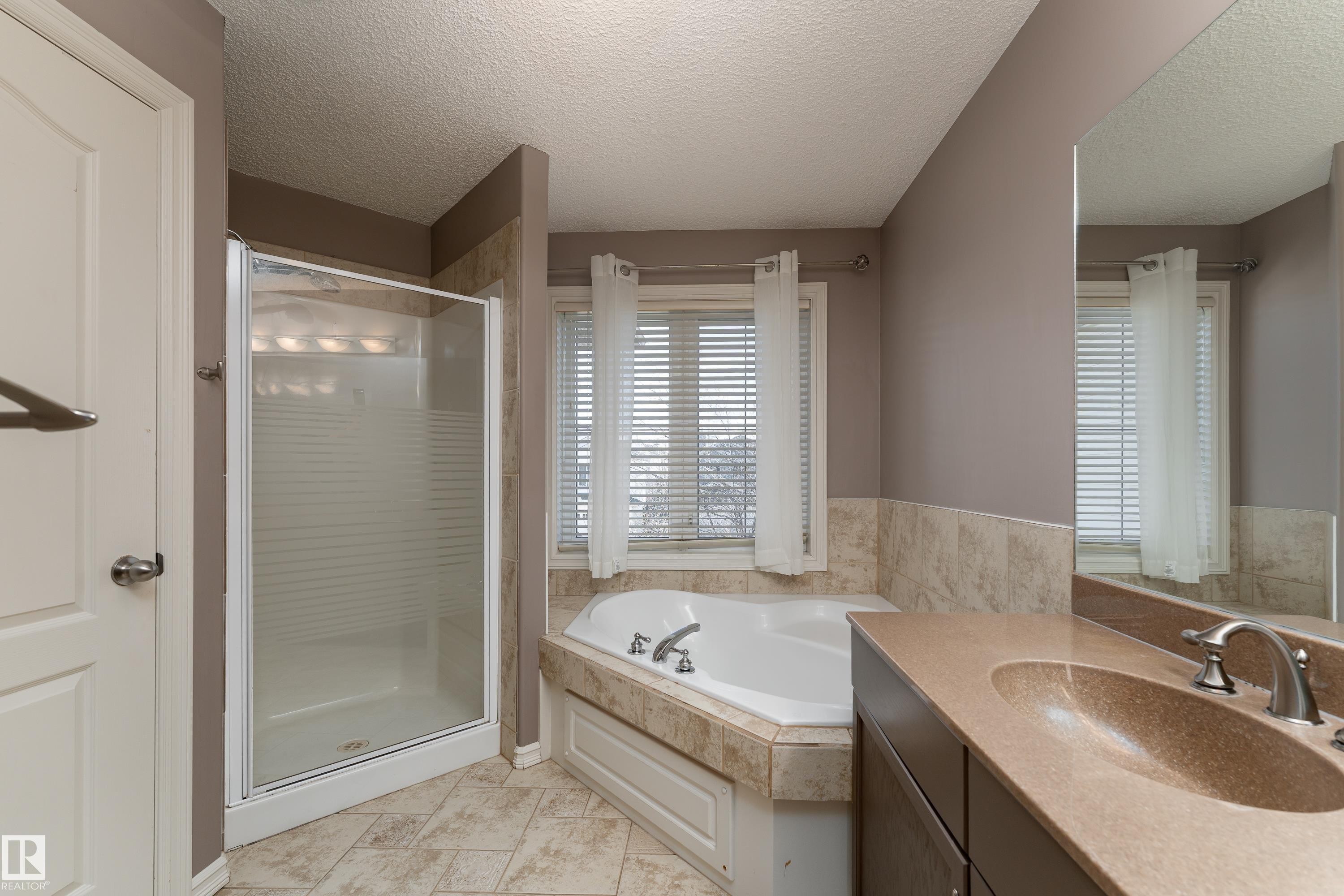 1044 Barnes Way, Edmonton, AB - Indoor Photo Showing Bathroom