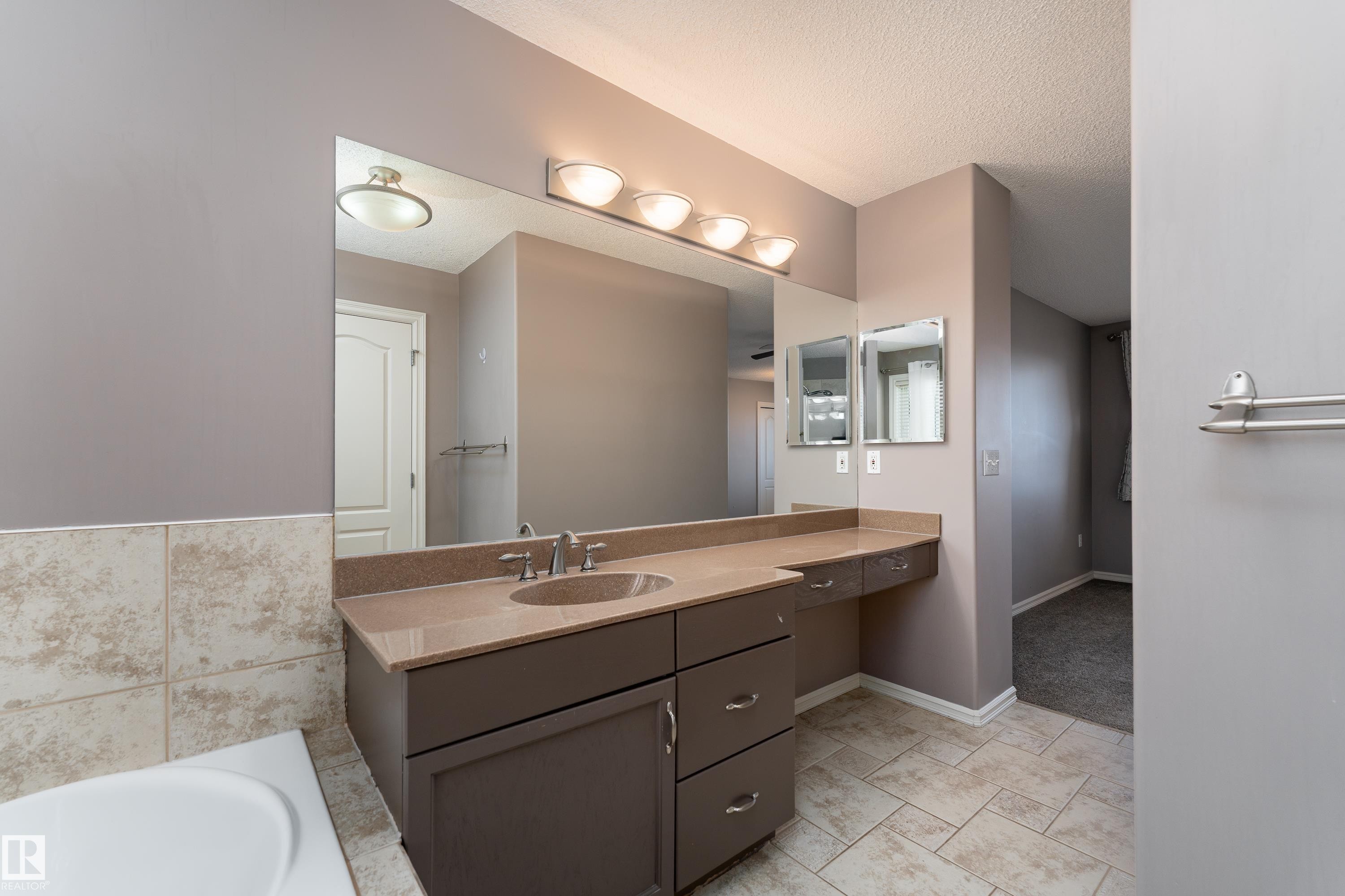 1044 Barnes Way, Edmonton, AB - Indoor Photo Showing Bathroom