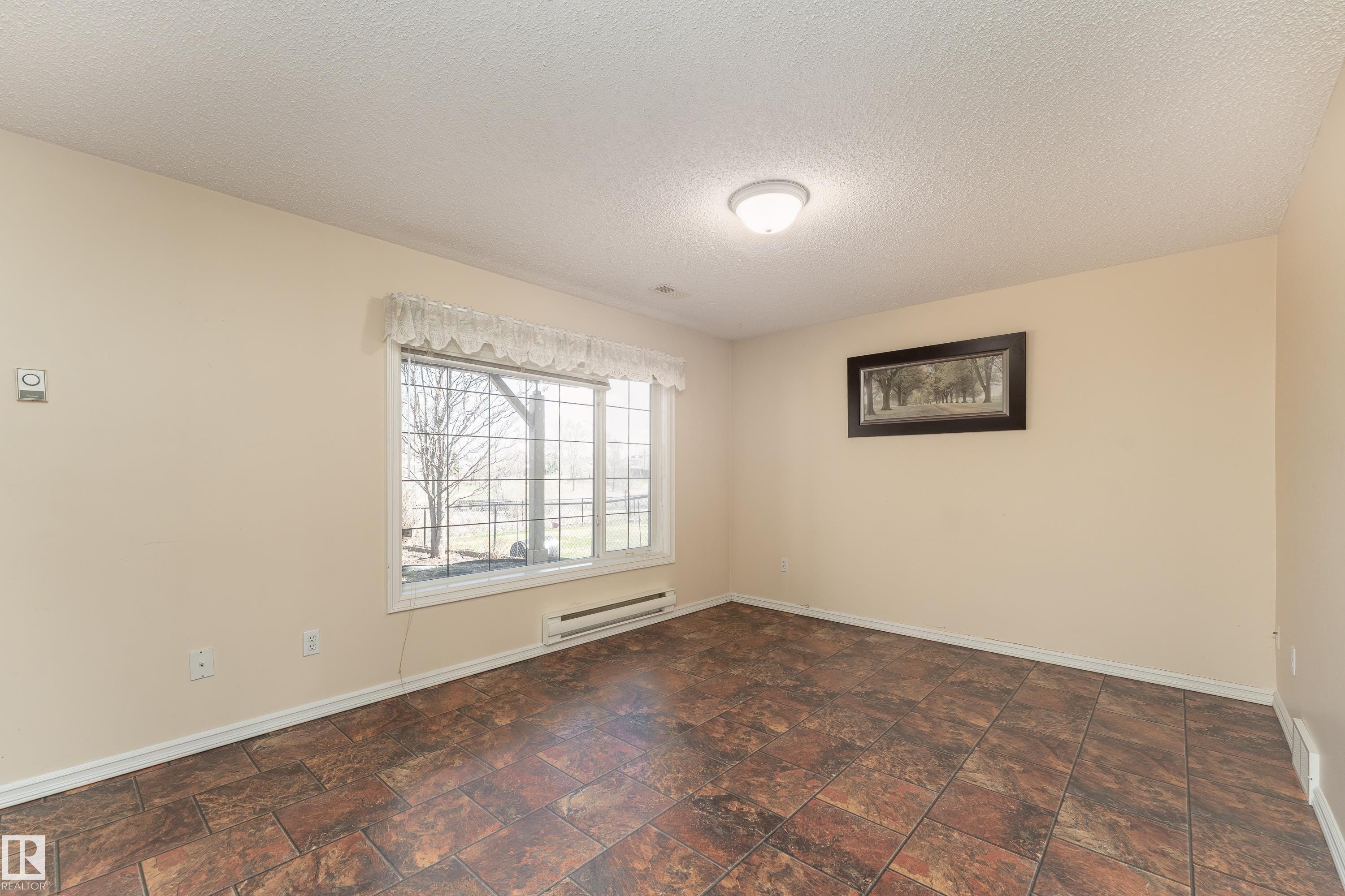 1044 Barnes Way, Edmonton, AB - Indoor Photo Showing Other Room