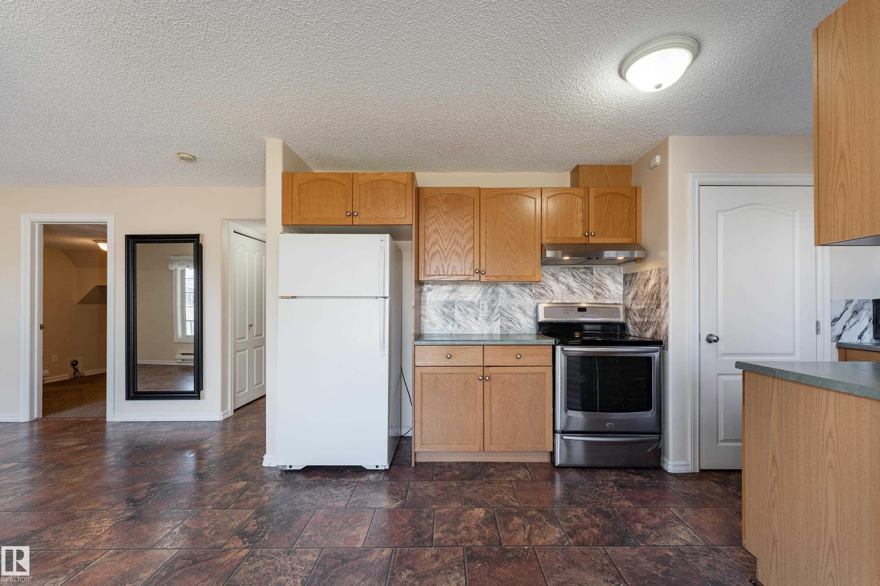 1044 Barnes Way, Edmonton, AB - Indoor Photo Showing Kitchen