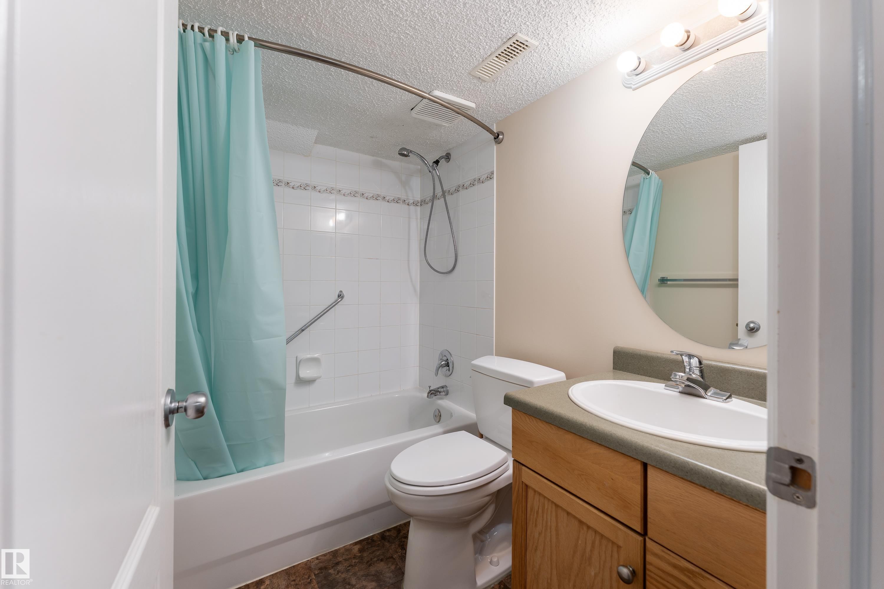 1044 Barnes Way, Edmonton, AB - Indoor Photo Showing Bathroom