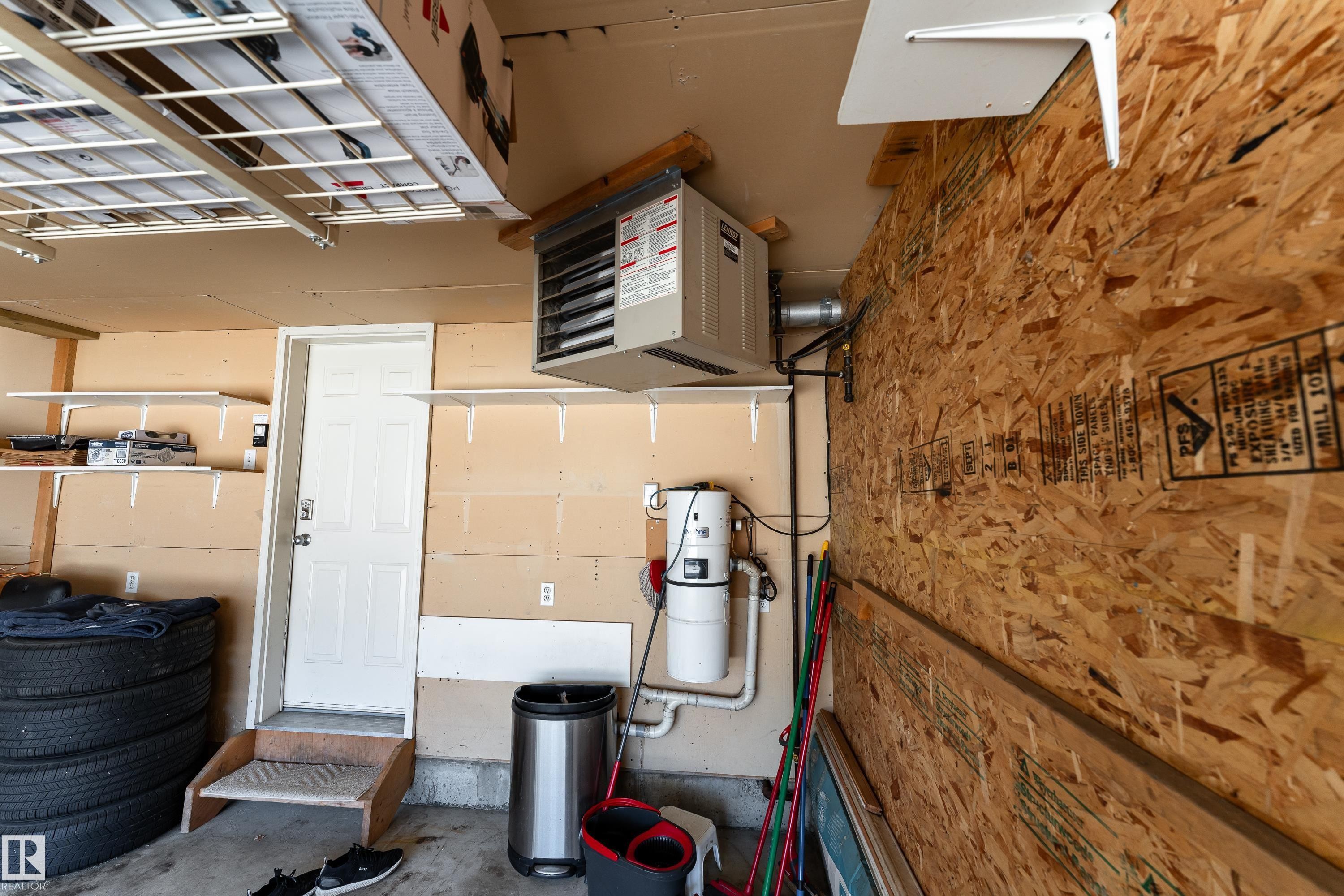1044 Barnes Way, Edmonton, AB - Indoor