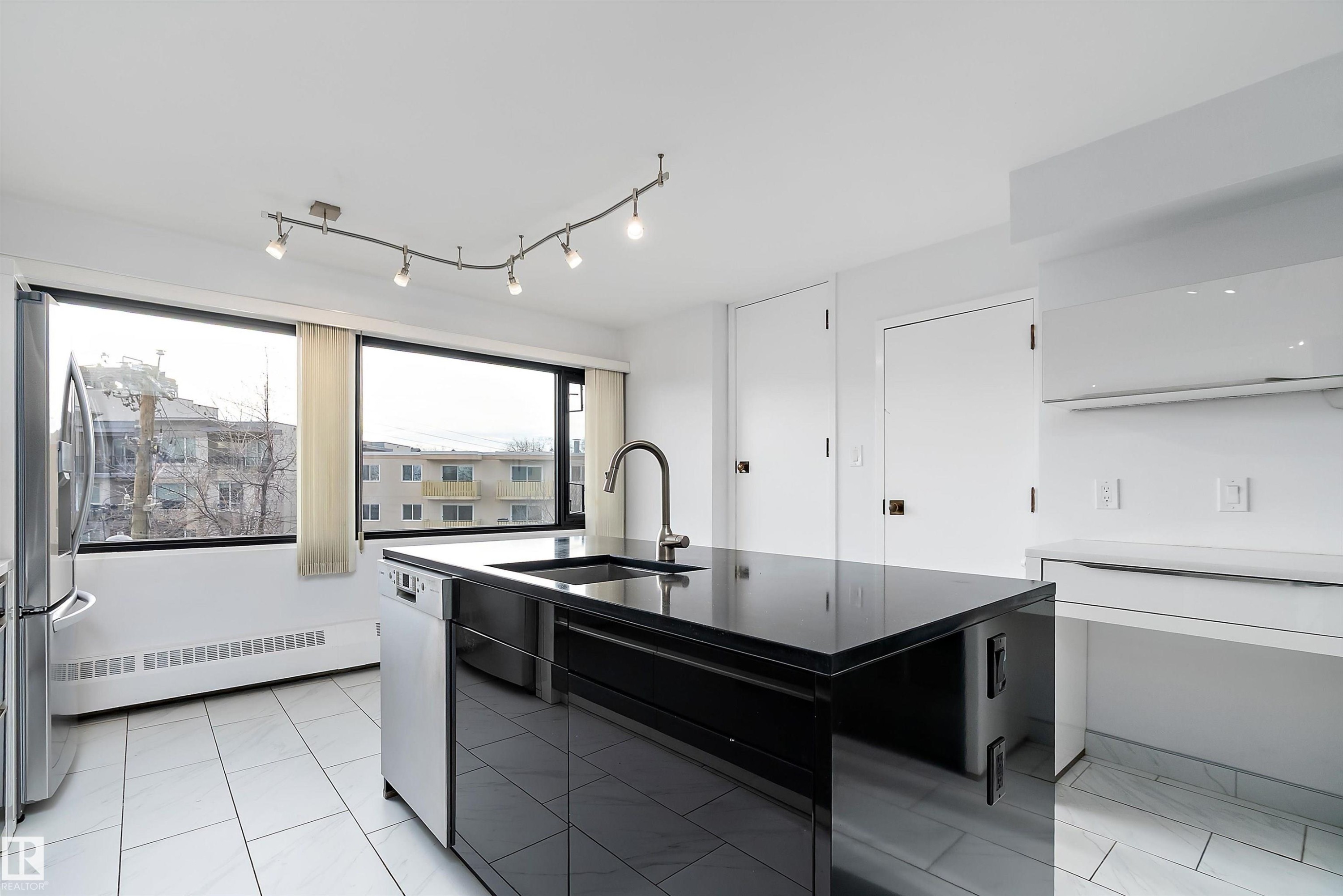 #203 9929 Saskatchewan Dr Nw, Edmonton, AB - Indoor Photo Showing Kitchen