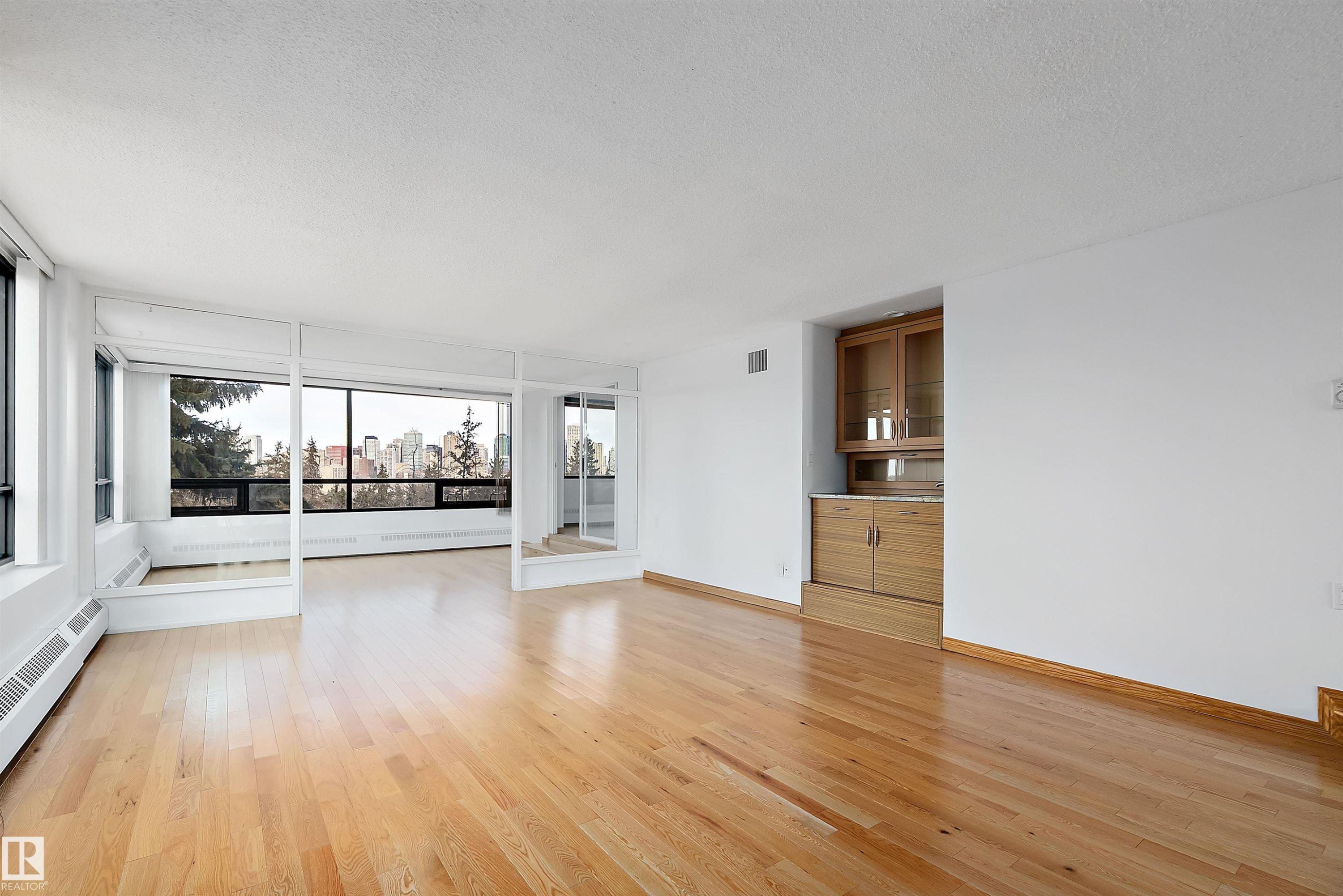 #203 9929 Saskatchewan Dr Nw, Edmonton, AB - Indoor Photo Showing Living Room
