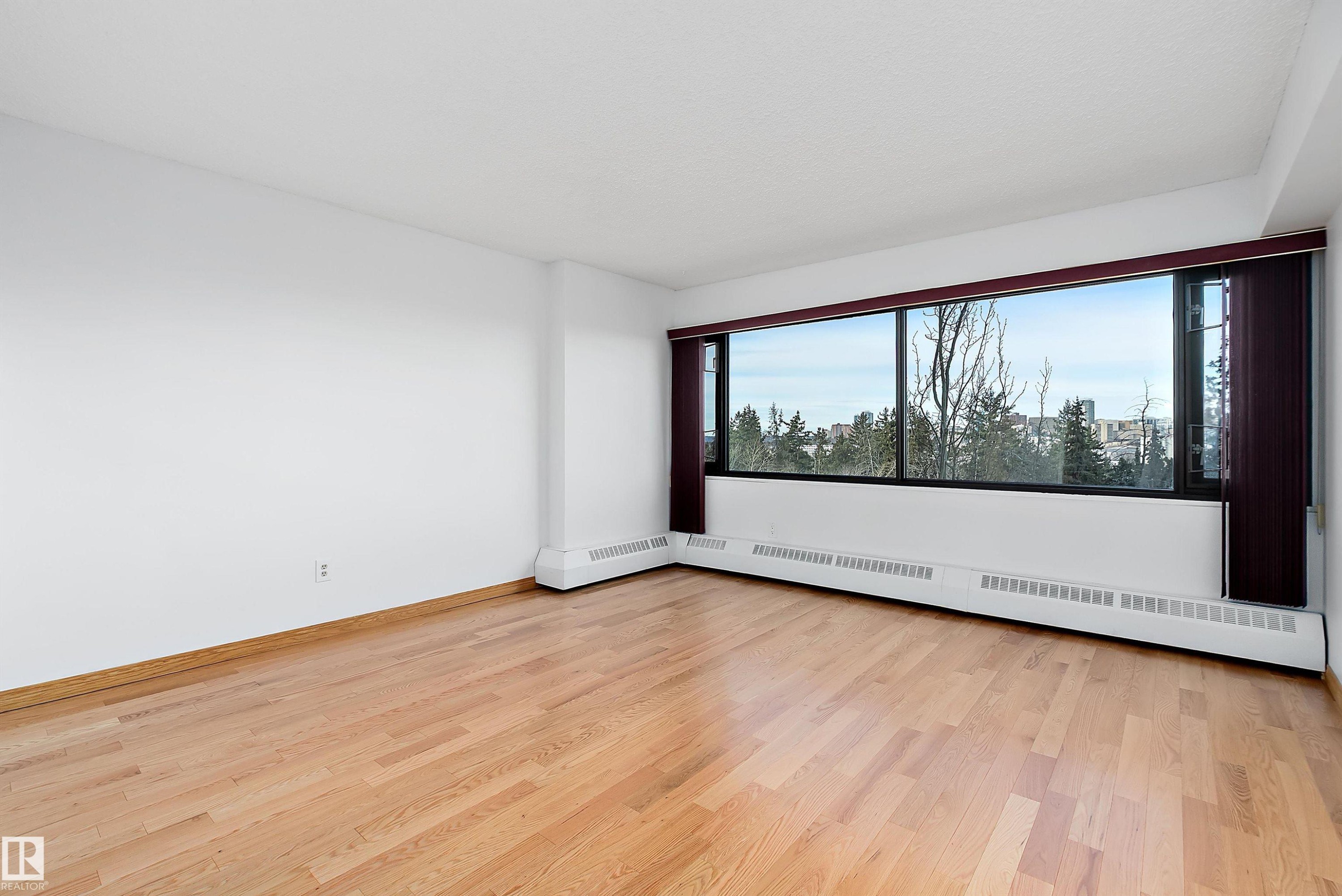 #203 9929 Saskatchewan Dr Nw, Edmonton, AB - Indoor