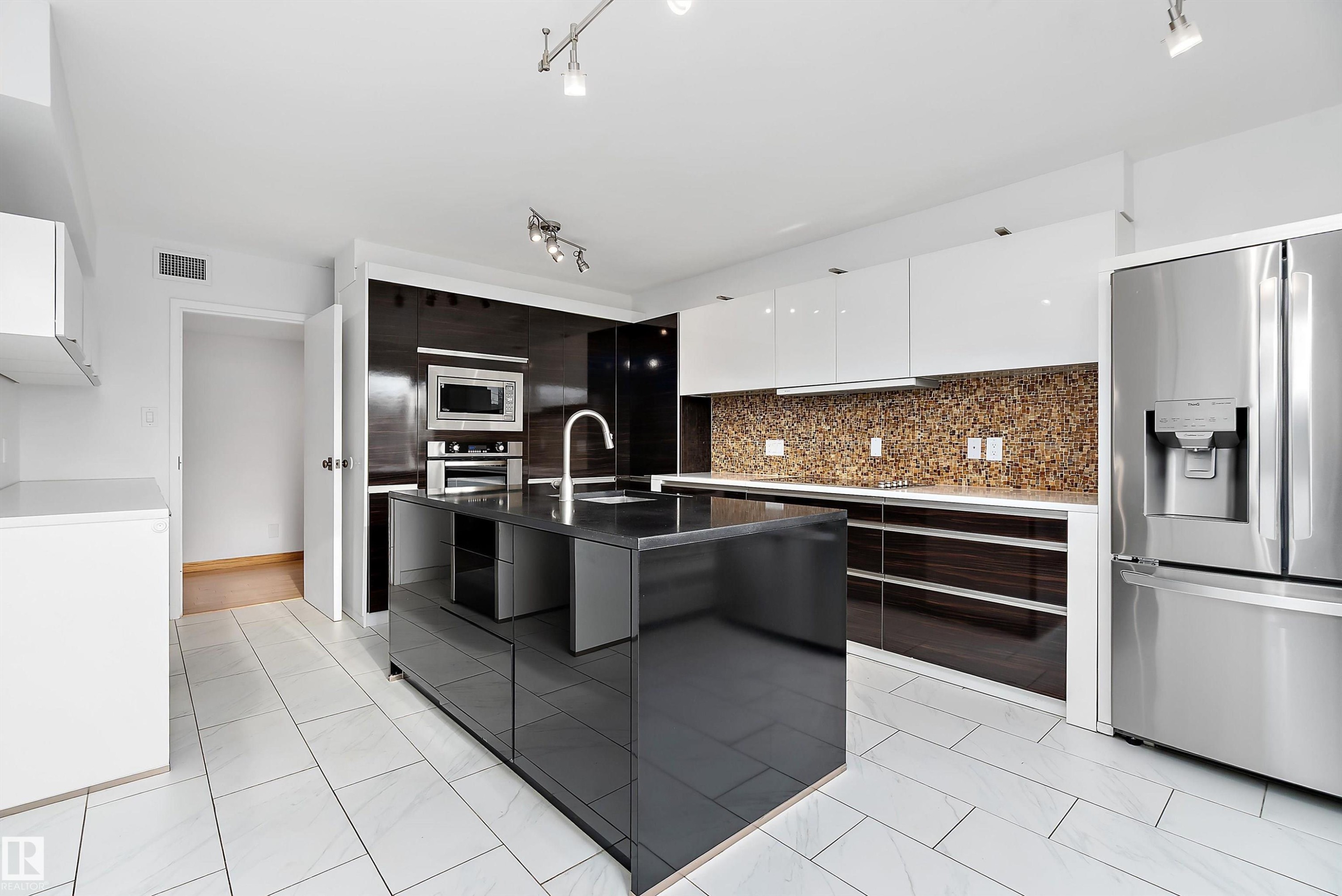 #203 9929 Saskatchewan Dr Nw, Edmonton, AB - Indoor Photo Showing Kitchen With Upgraded Kitchen