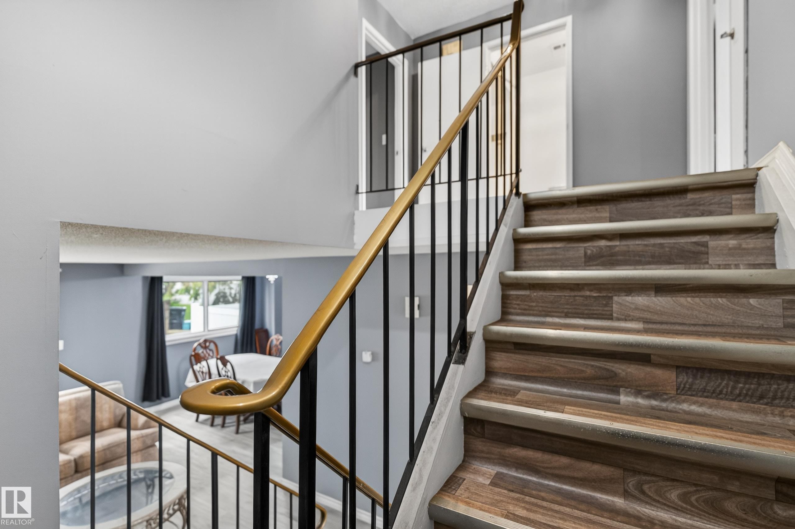 Stairs - 13445 40 Street Nw, Edmonton, AB