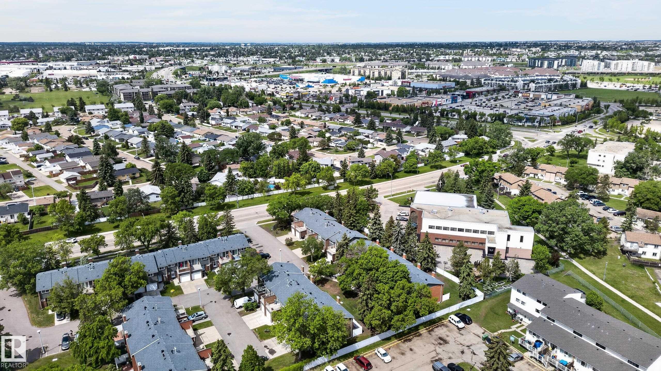 Aerial perspective showcasing a residential area with varied housing styles - 13445 40 Street Nw, Edmonton, AB