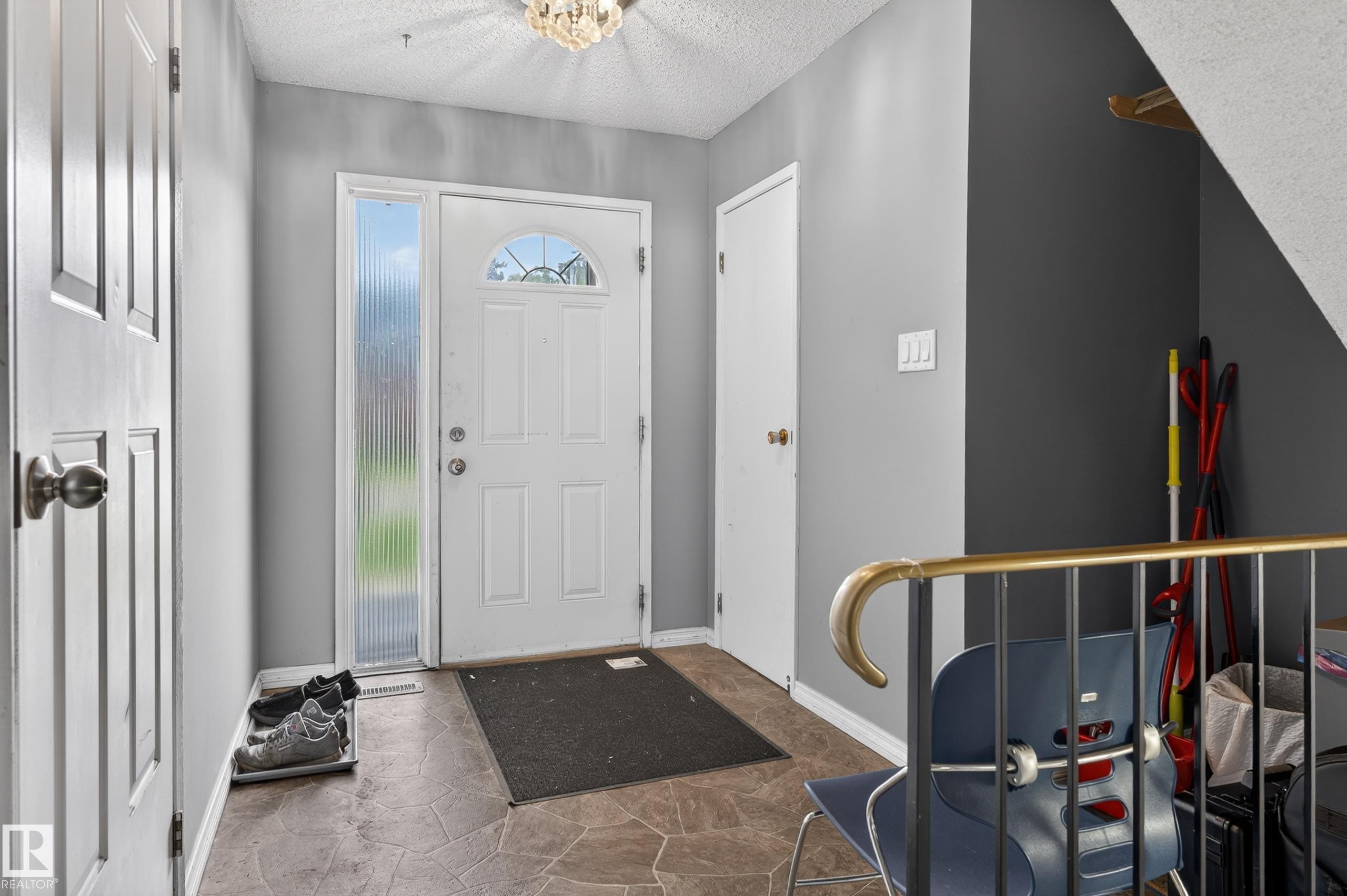 Entrance foyer - 13445 40 Street Nw, Edmonton, AB